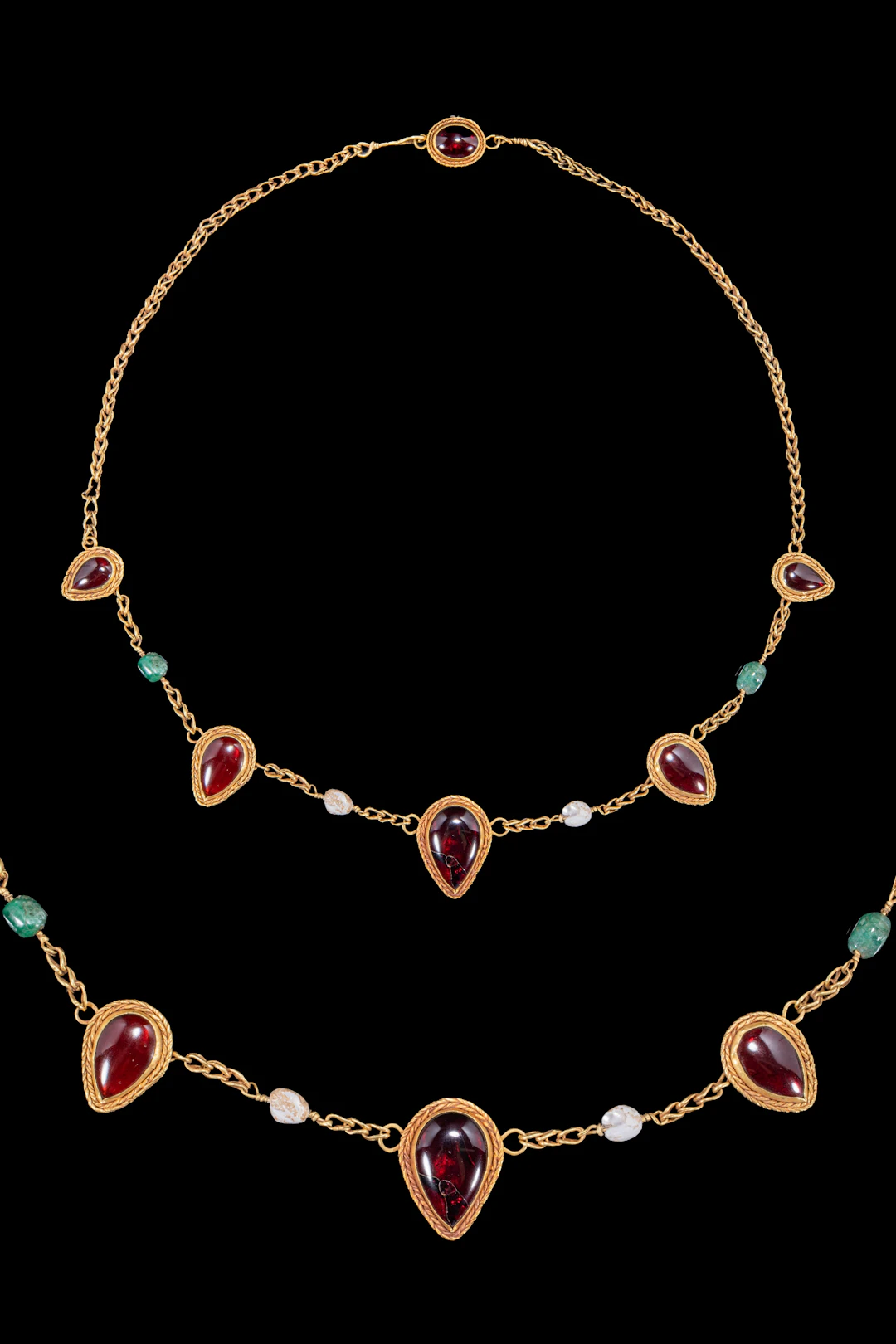 EGYPTIAN GOLD NECKLACE WITH GARNET PENDANTS, PEARLS AND GREEN STONES