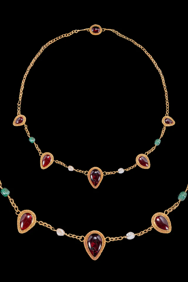 EGYPTIAN GOLD NECKLACE WITH GARNET PENDANTS, PEARLS AND GREEN STONES