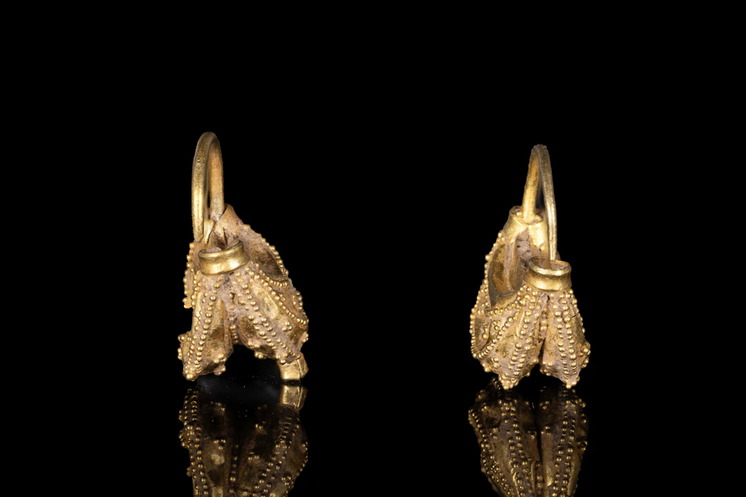 MATCHED PAIR OF GRAECO-ETRUSCAN BOAT-SHAPED GOLD EARRINGS