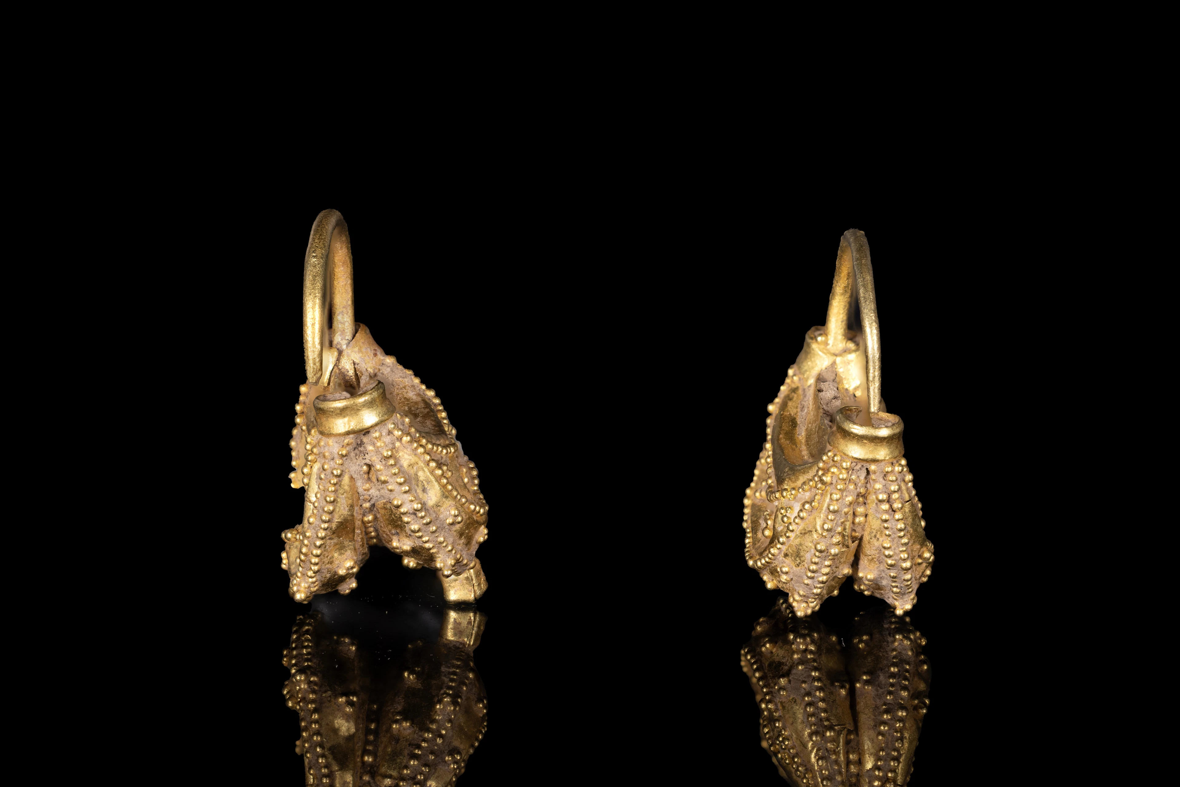 MATCHED PAIR OF GRAECO-ETRUSCAN BOAT-SHAPED GOLD EARRINGS