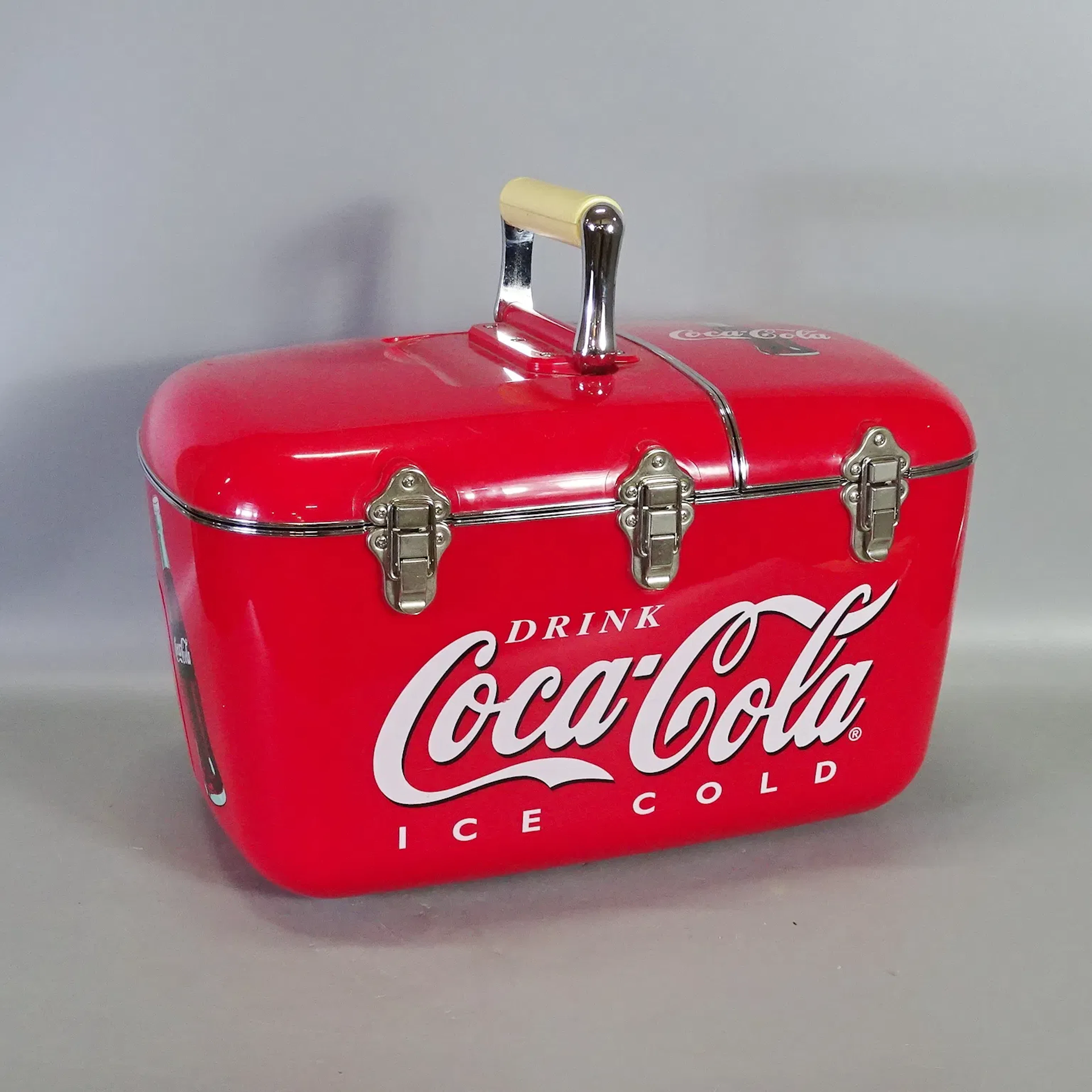 Kylbox 12V, med CD-spelare och radio "Coca-Cola" retrostil, USA, 1900-tal