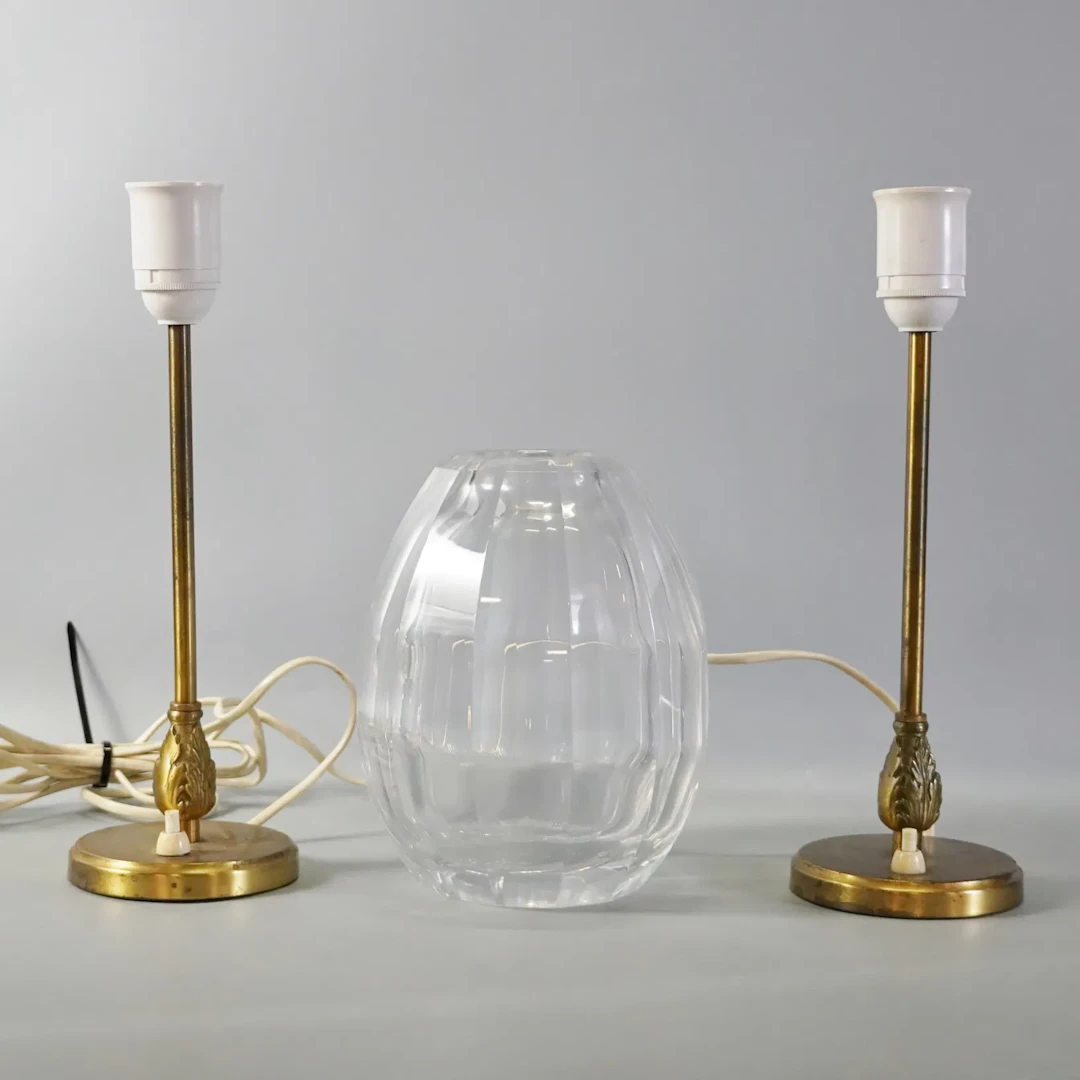 1 par bordslampor samt glasvas, 1900-tal