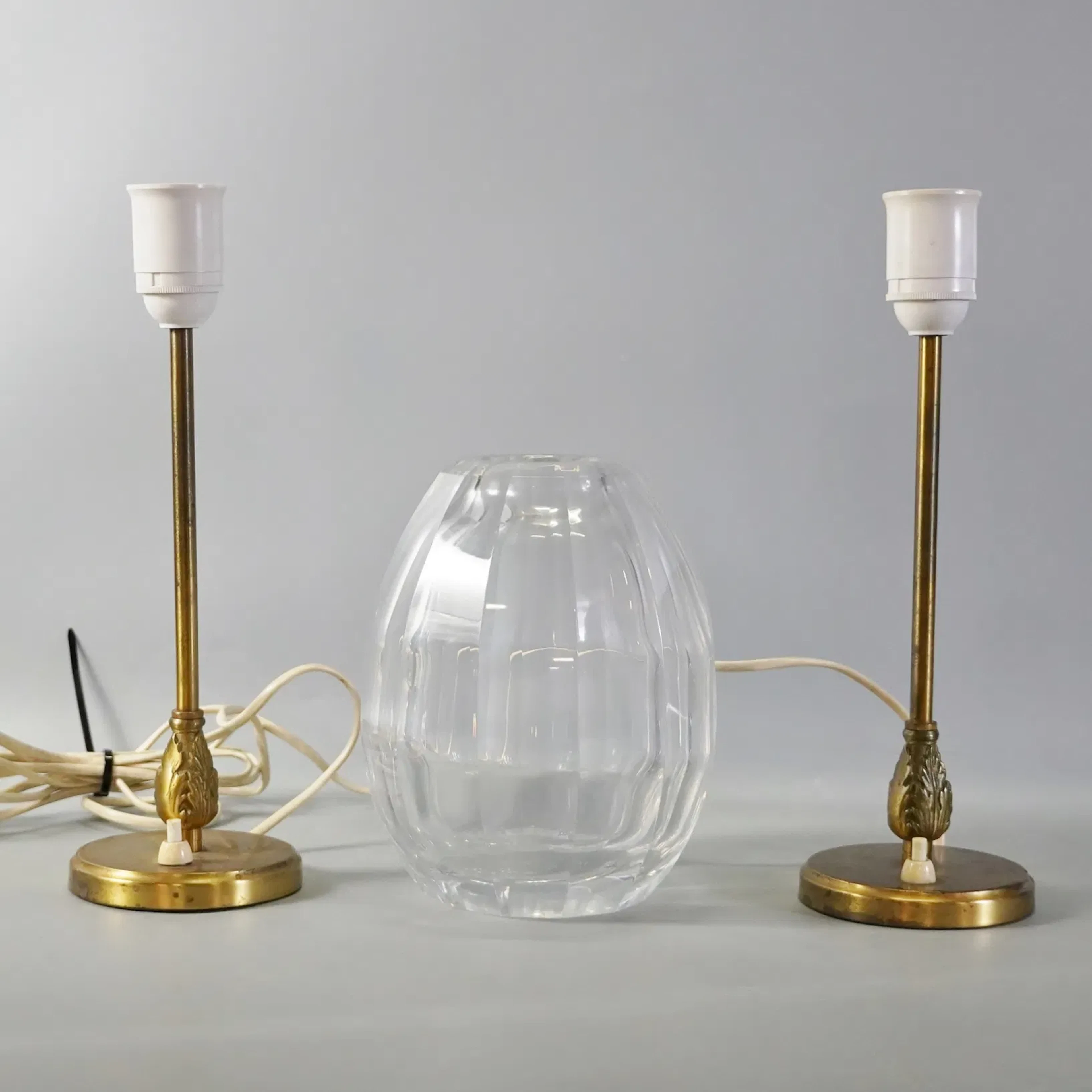1 par bordslampor samt glasvas, 1900-tal