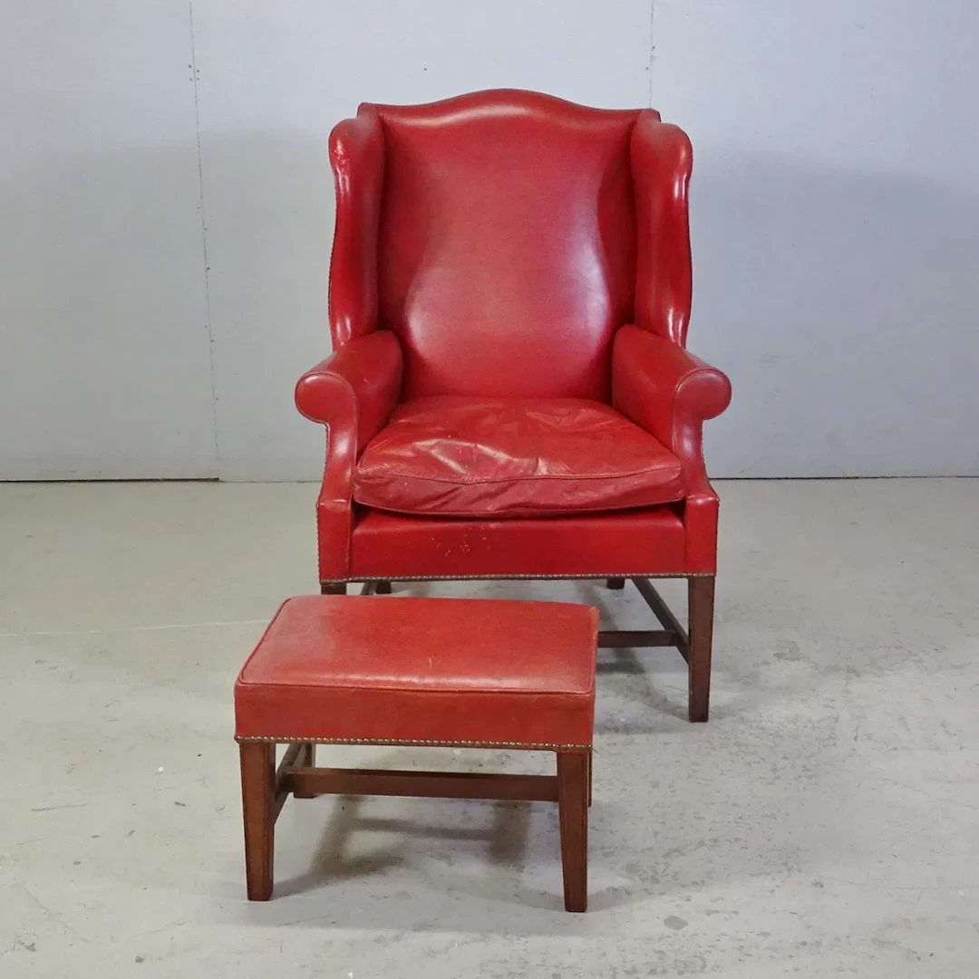 Öronlappsfåtölj med fotpall, 1900-talets andra hälft