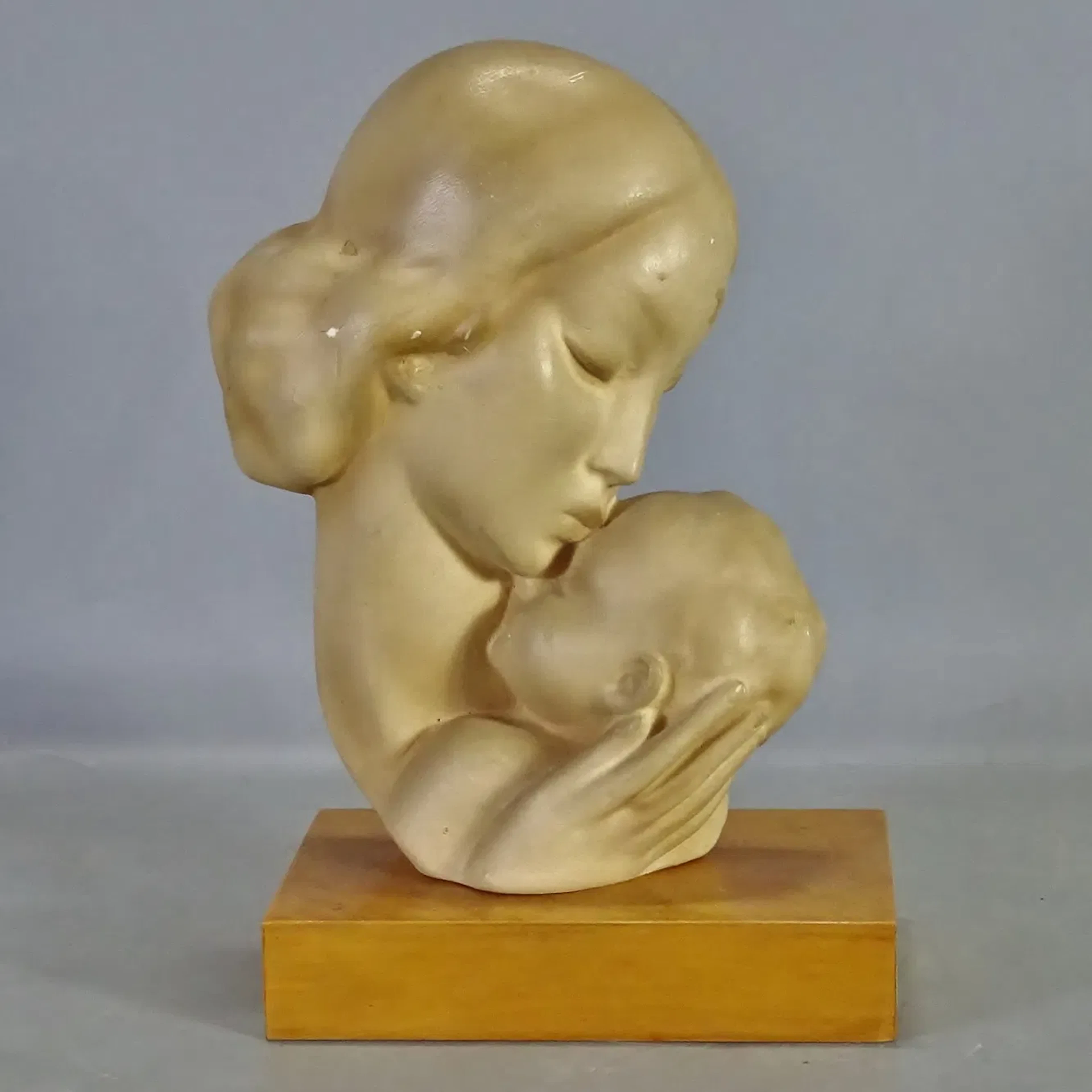Skulptur uppmonterad på träsockel "Madonna och barn" Art Deco, 1900-talets