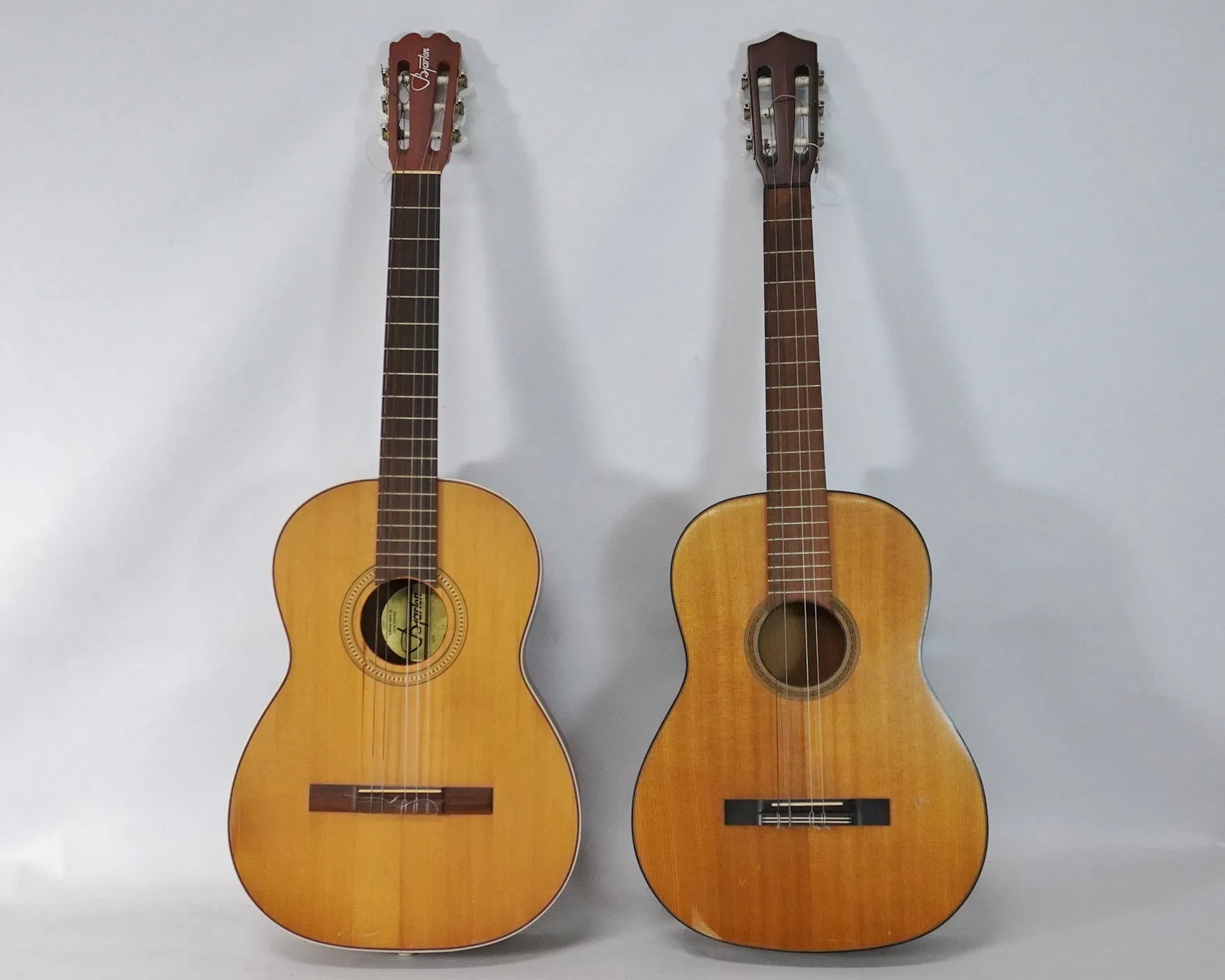 2 st akustiska gitarrer