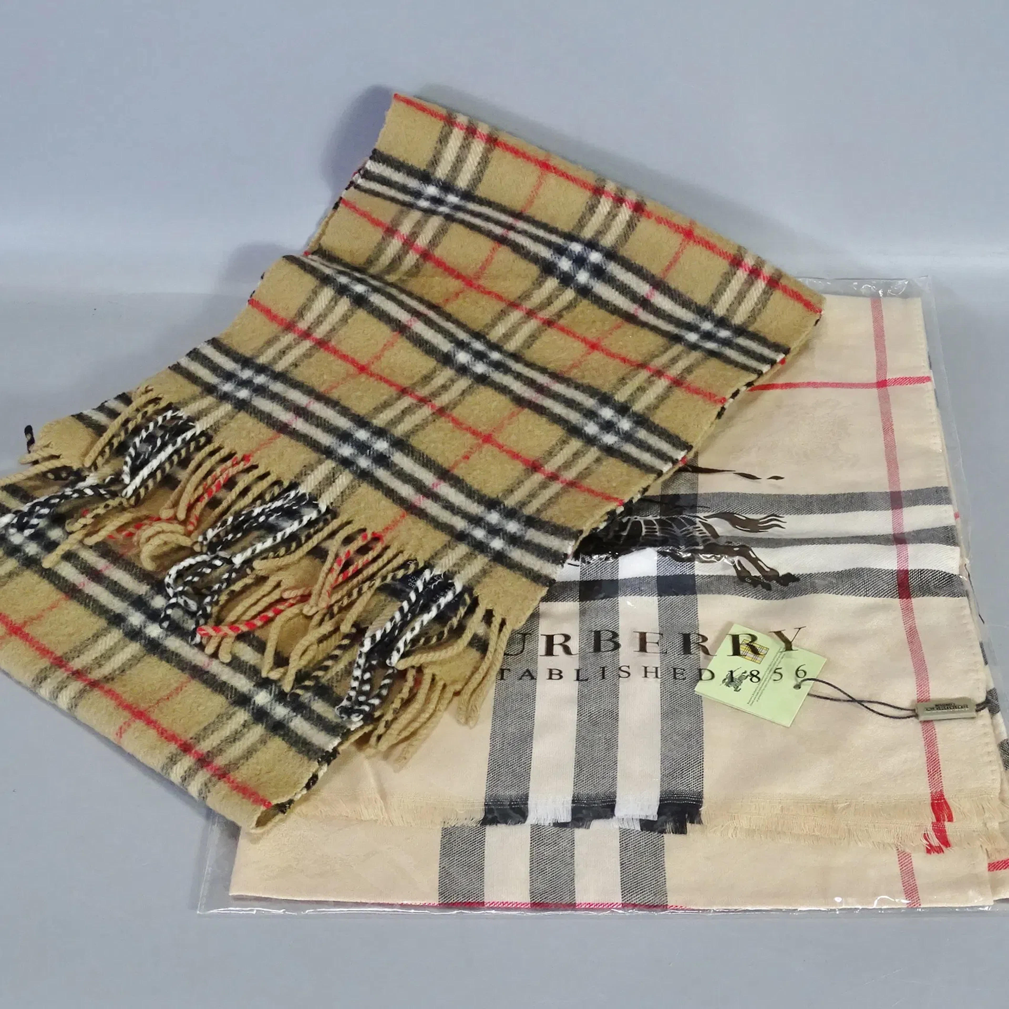 2 st. halsdukar, Burberry, London, England