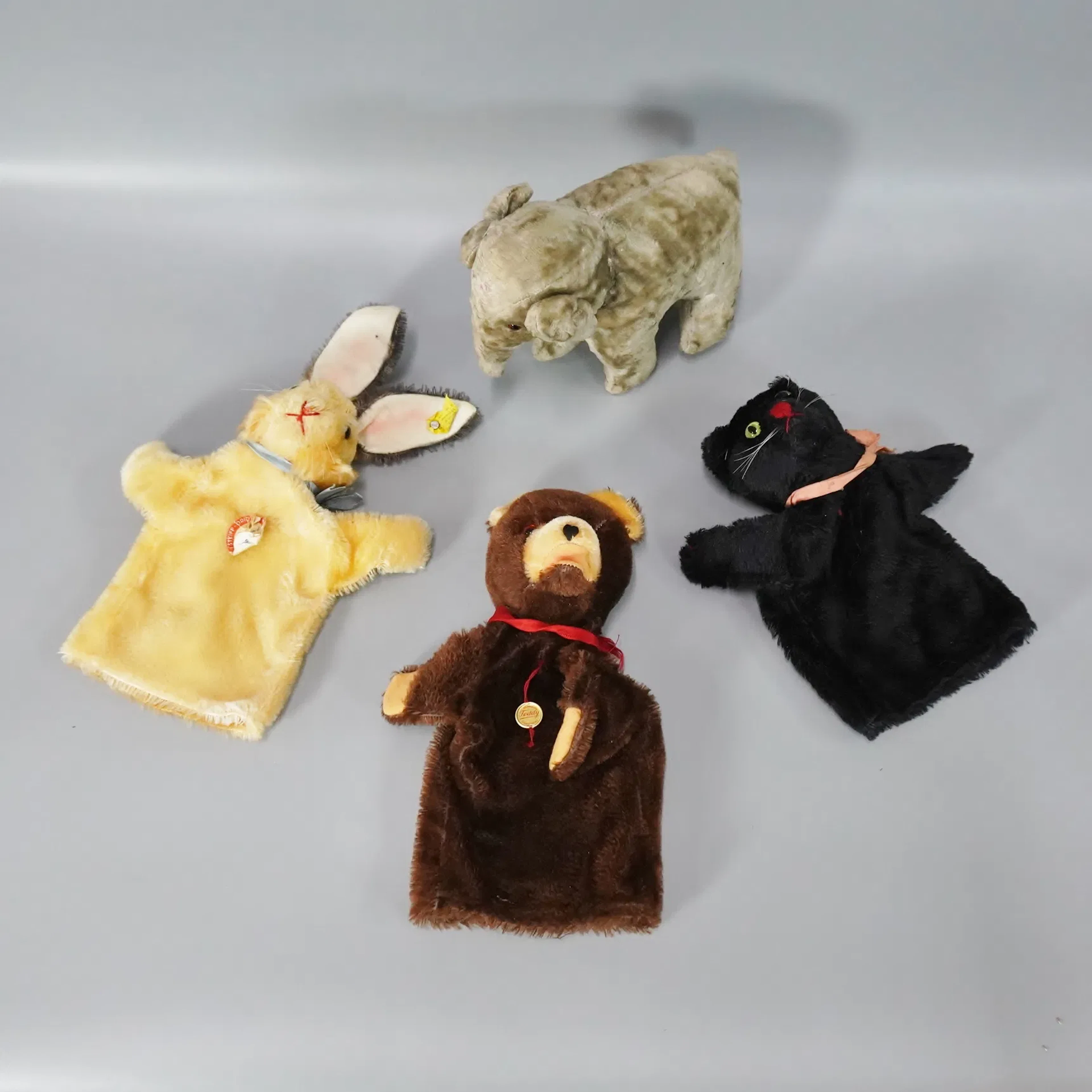 3 st handdockor samt elefant, bl a Steiff