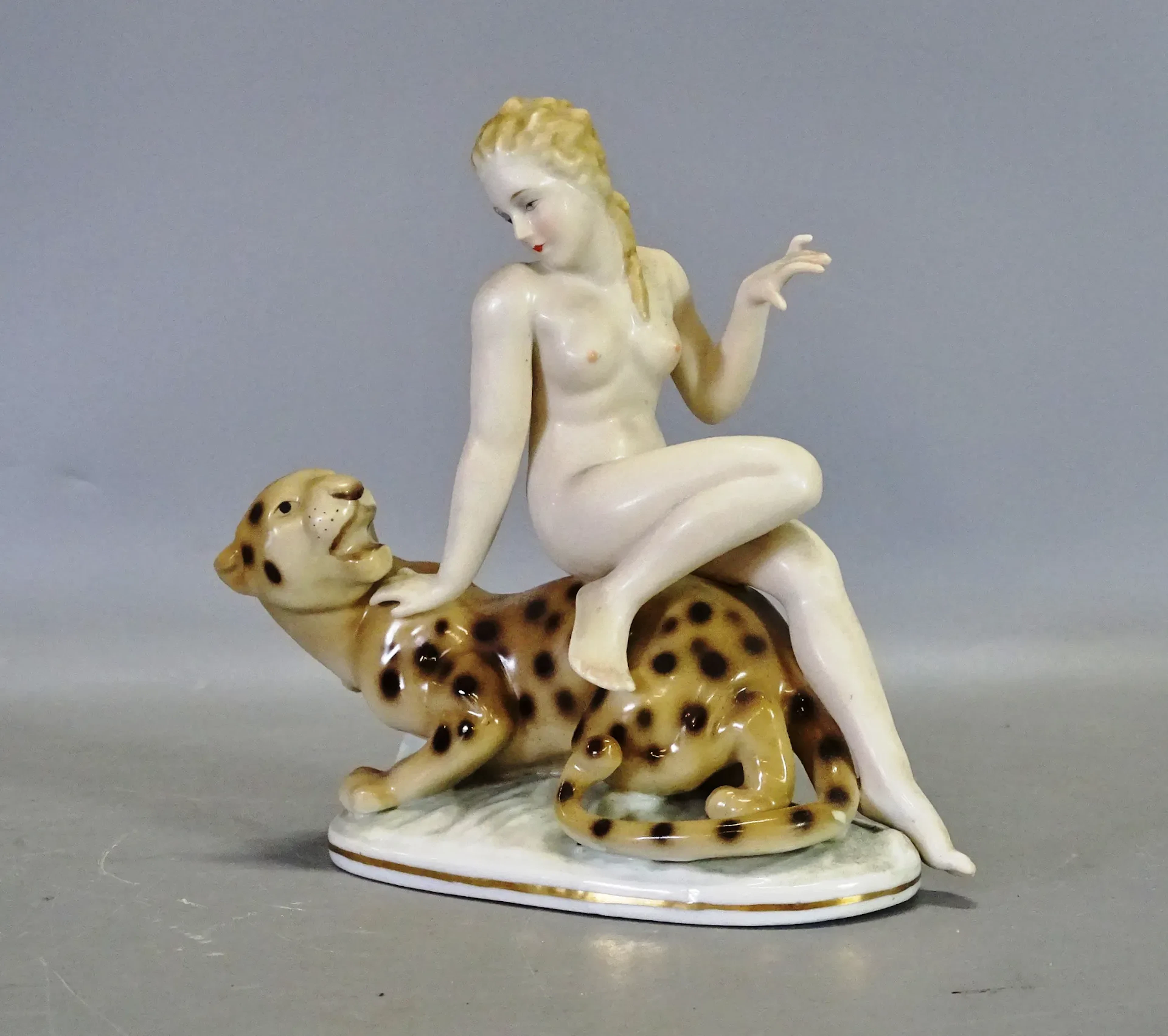 Figurin "Kvinna på leopard" Art Déco, Hutschenreuther, Tyskland, 1900-talets