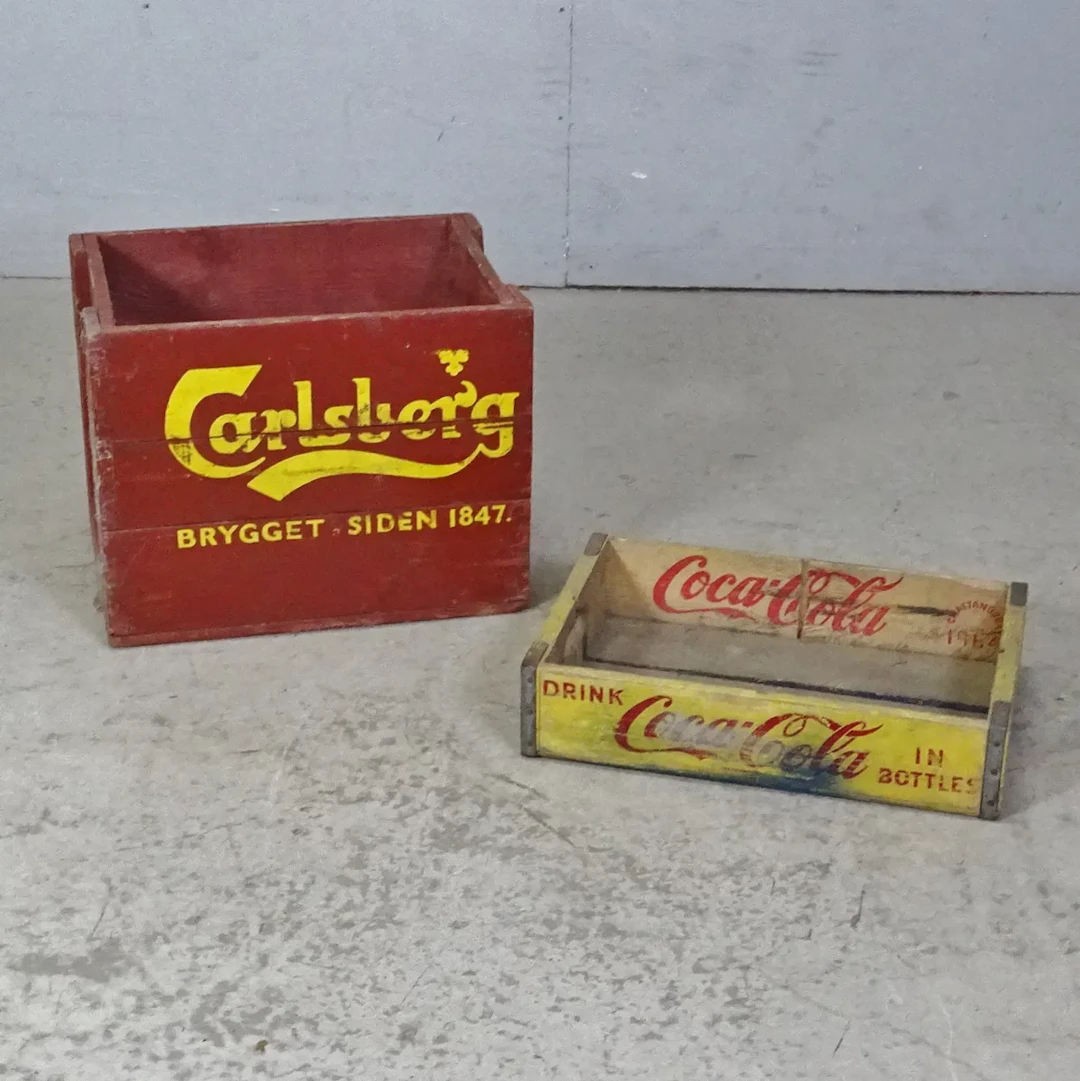 2 st. äldre "Drickabackar" Coca-Cola och Carlsberg, 1900-talets mitt