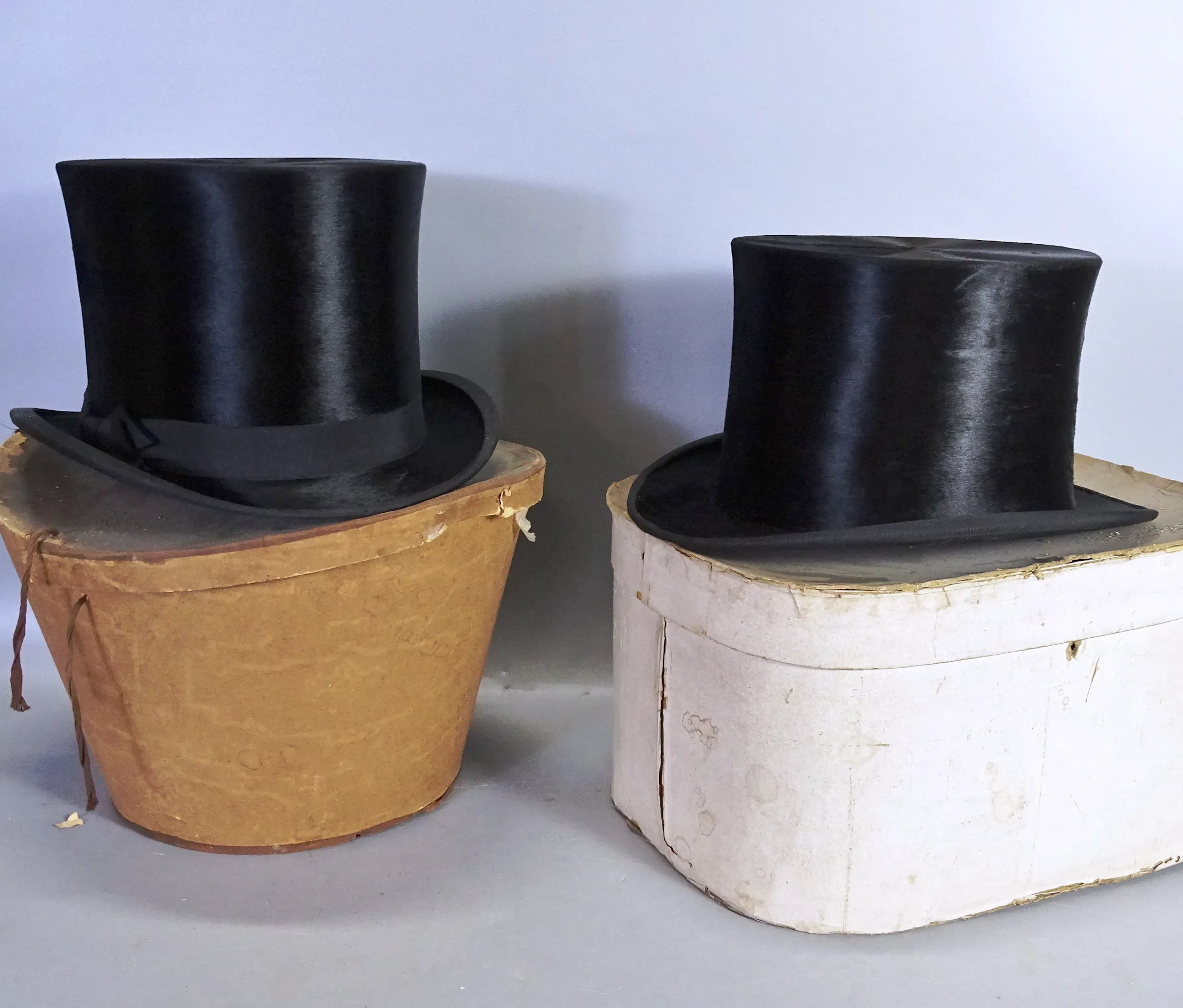 2 st. cylinder-/stormhatt, Paul U. Bergström samt A.F. Bodecker, Stockholm