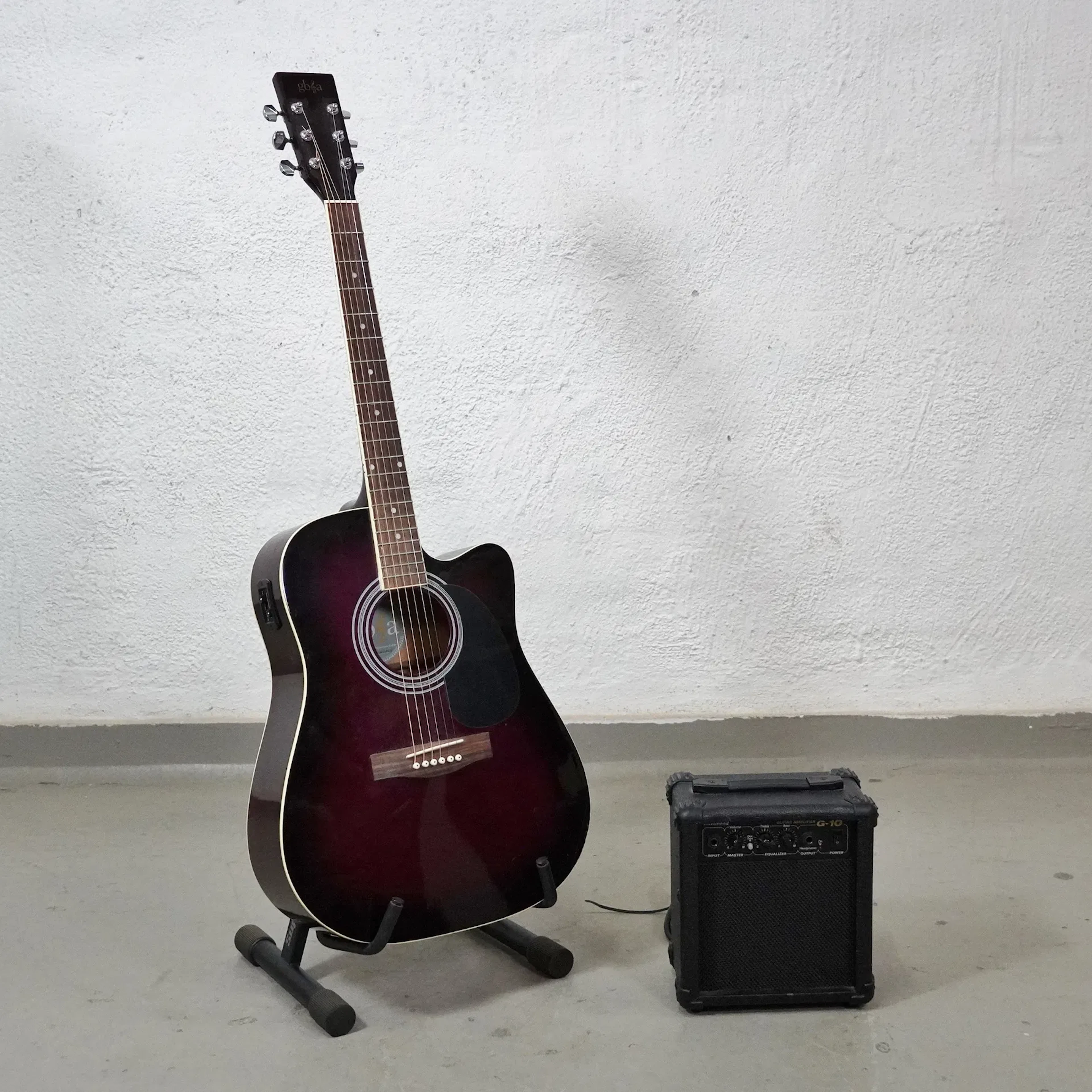 Halvakustisk gitarr med förstärkare