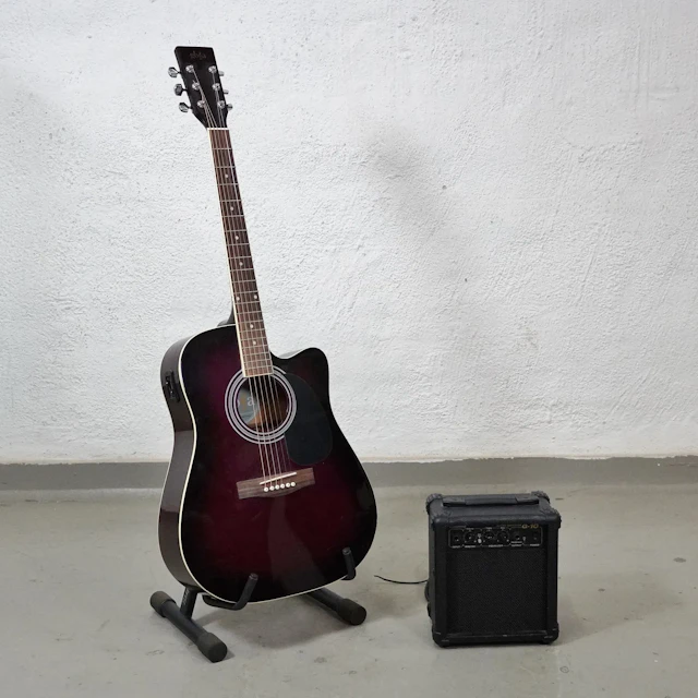Halvakustisk gitarr med förstärkare