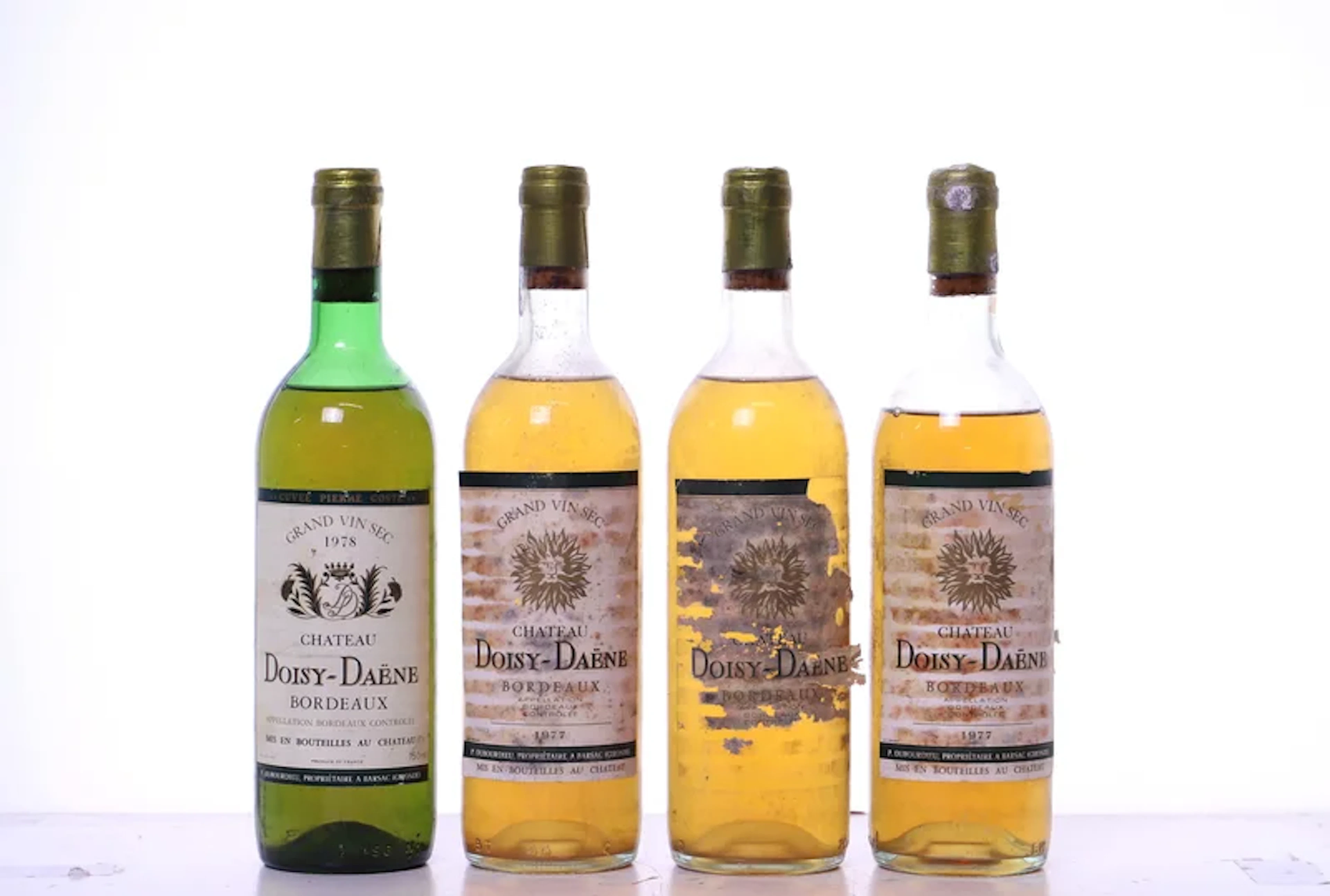 4 bottles. Château Doisy-Daëne Bordeaux Sec. 3x 1977, 1x 1978, Spuren