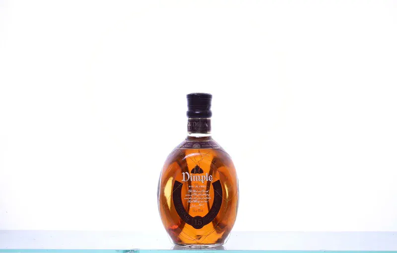 1 bottle 70cl. WHISKY Blended Scotch Whisky, Dimple 15 years old. 40%.