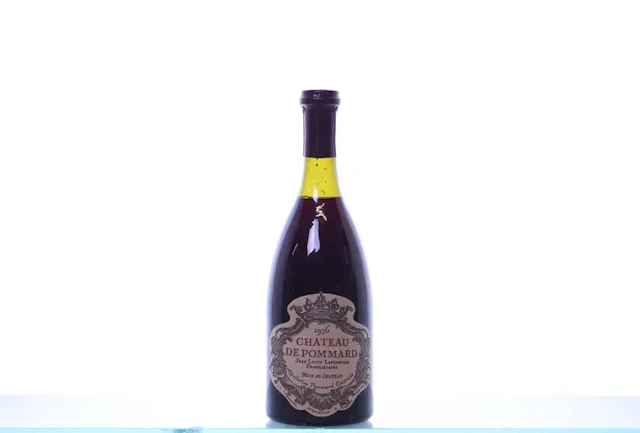 1 bottle. CHÂTEAU DE POMMARD Pommard, 1976.