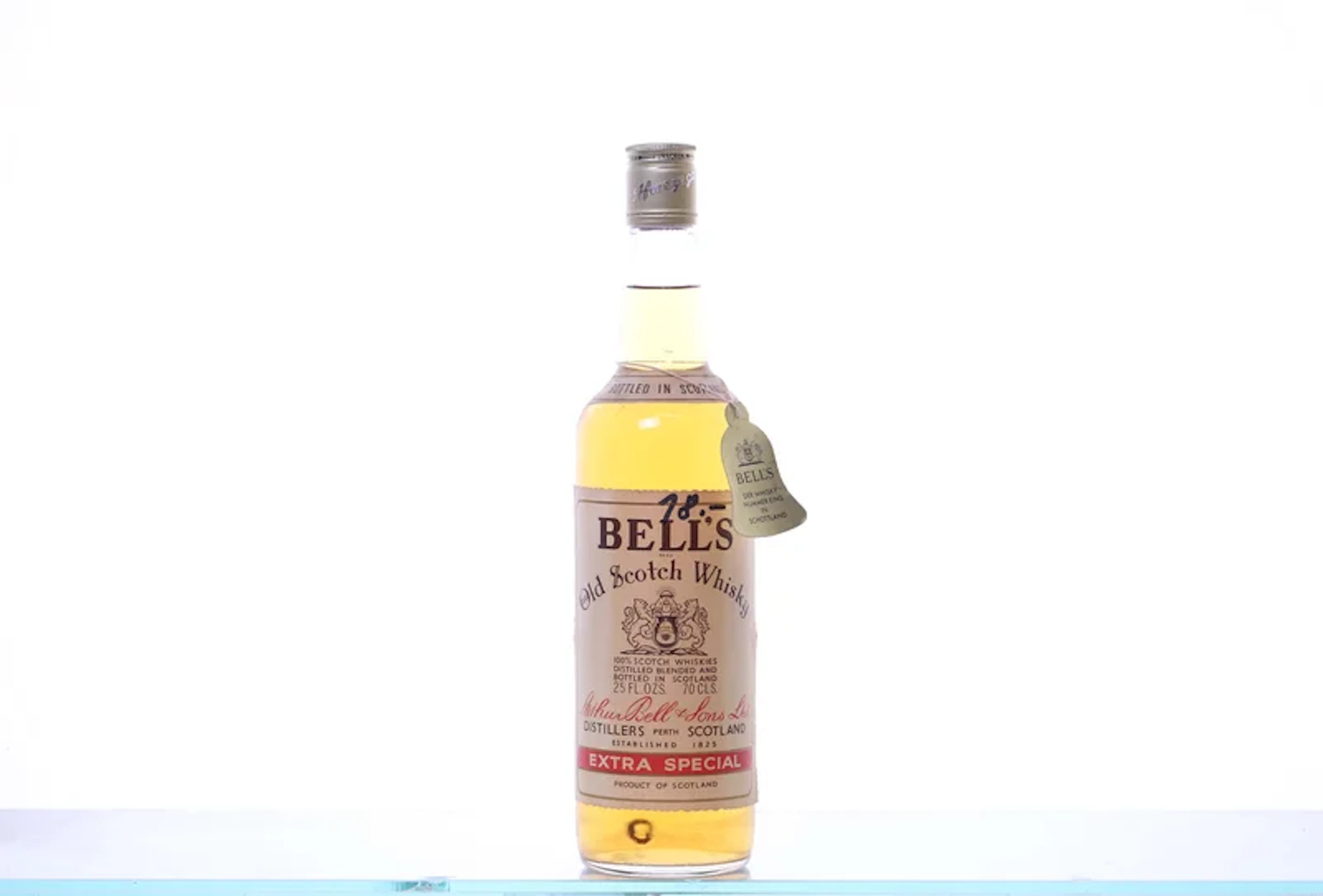 1 bottle 70cl. WHISKY Blended Old Scotch Whisky, Bell's Extra Special. 43%.