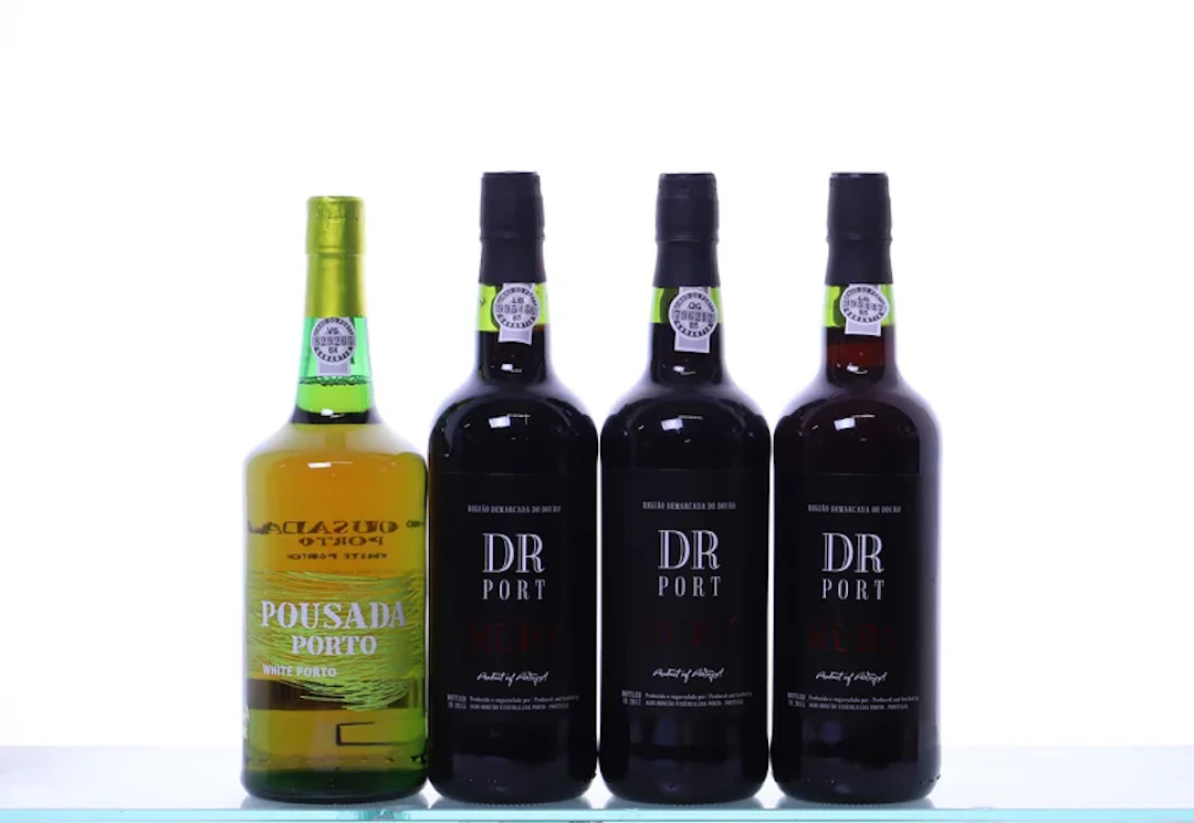4 bottles. PORTO mixed. 1x white port Pousada, 3x ruby port DR.