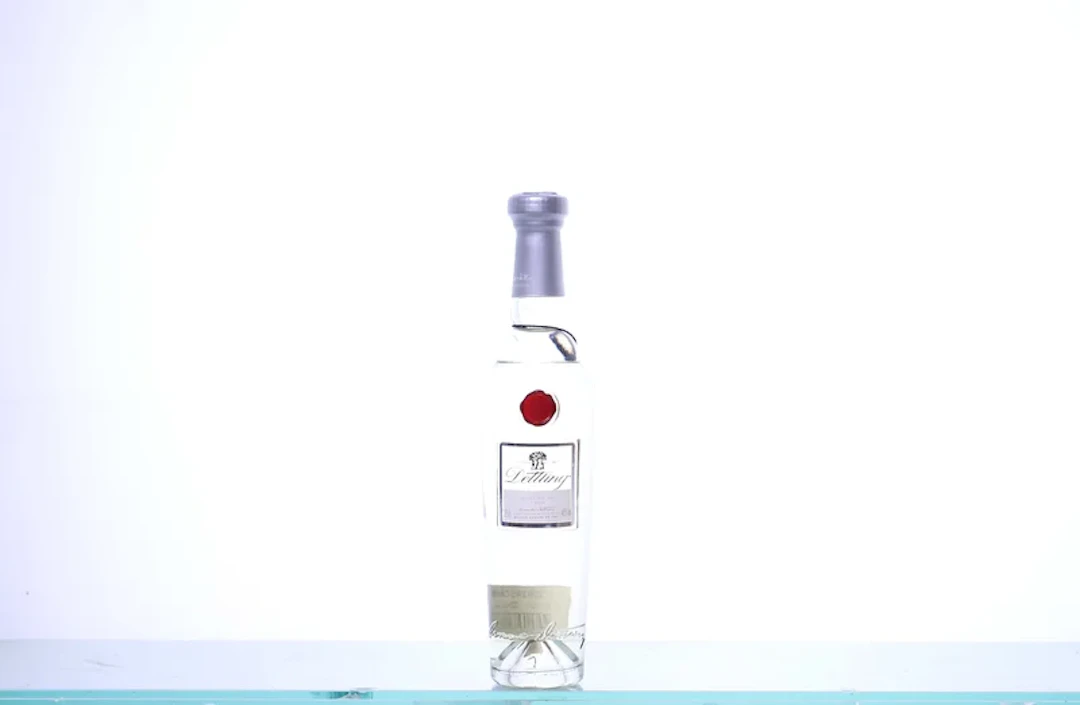 1 half bottle. KIRSCH Dettling, Wildkirsche, 1999. 40%.