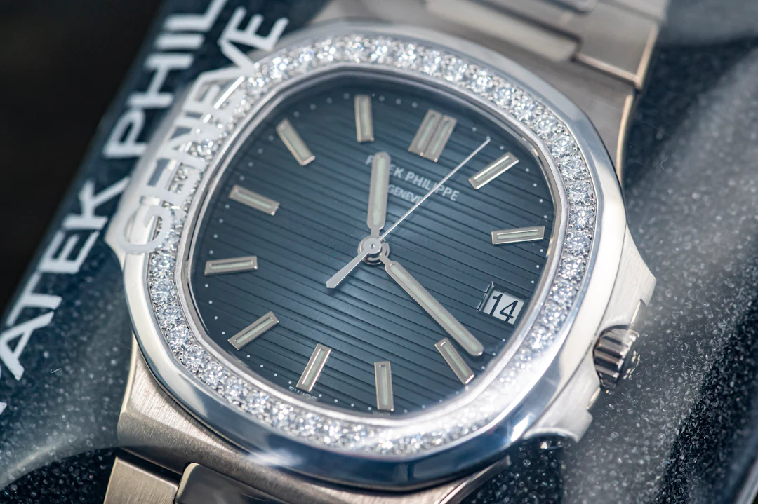 Patek Philippe 5713 sehr seltene Nautilus Diamant Lünette Weißgold sealed