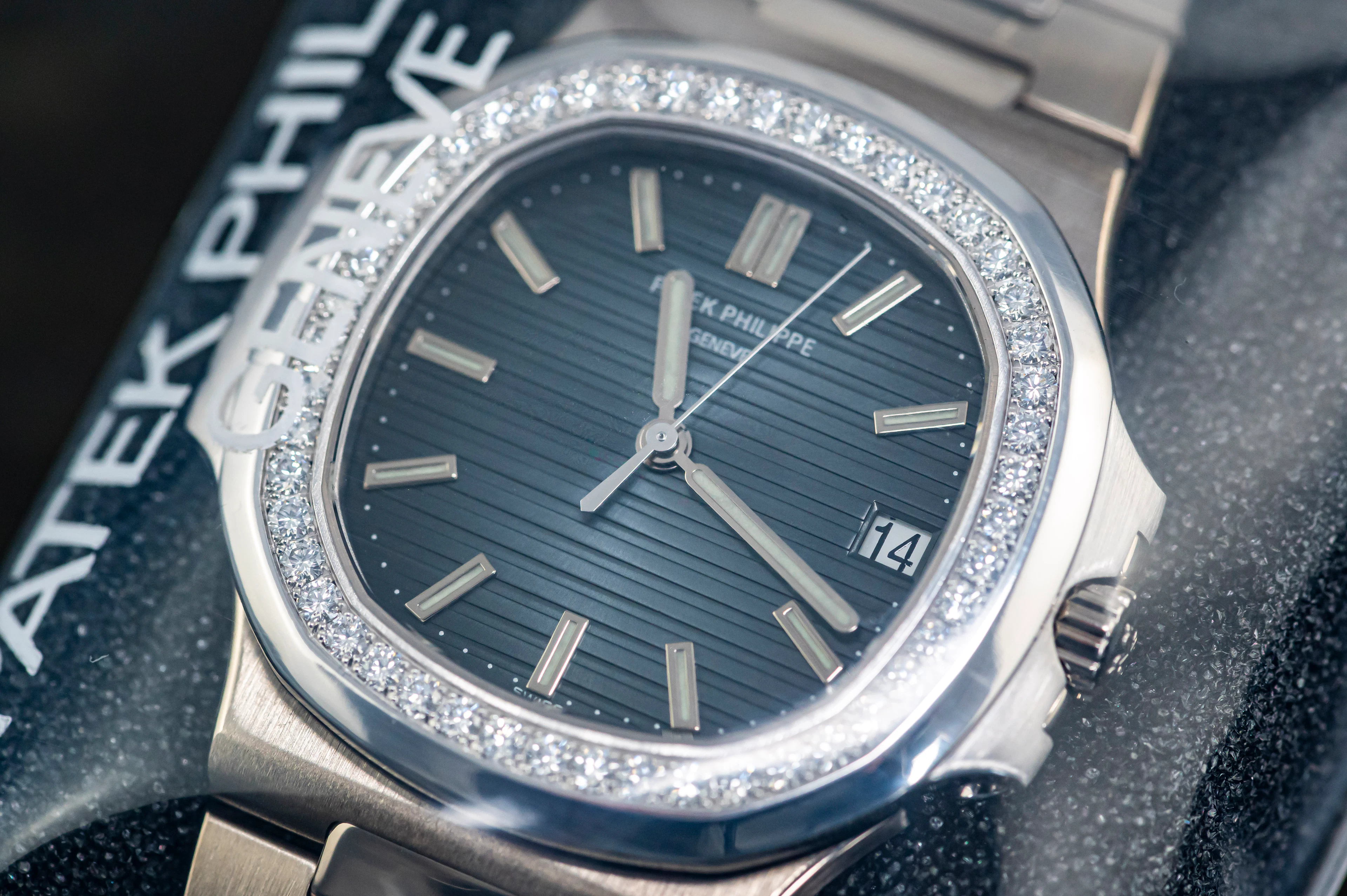Patek Philippe 5713 sehr seltene Nautilus Diamant Lünette Weißgold sealed