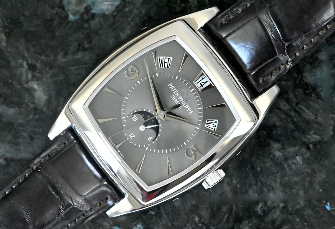 Patek Philippe 5135 Gondolo Calendario Jahreskalender grey dial Weißgold
