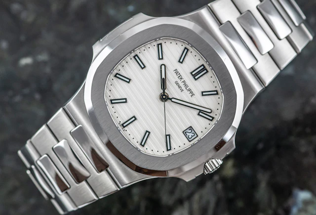Patek Philippe 5711 Nautilus white dial Kaliber 26-330 Full Set 2019