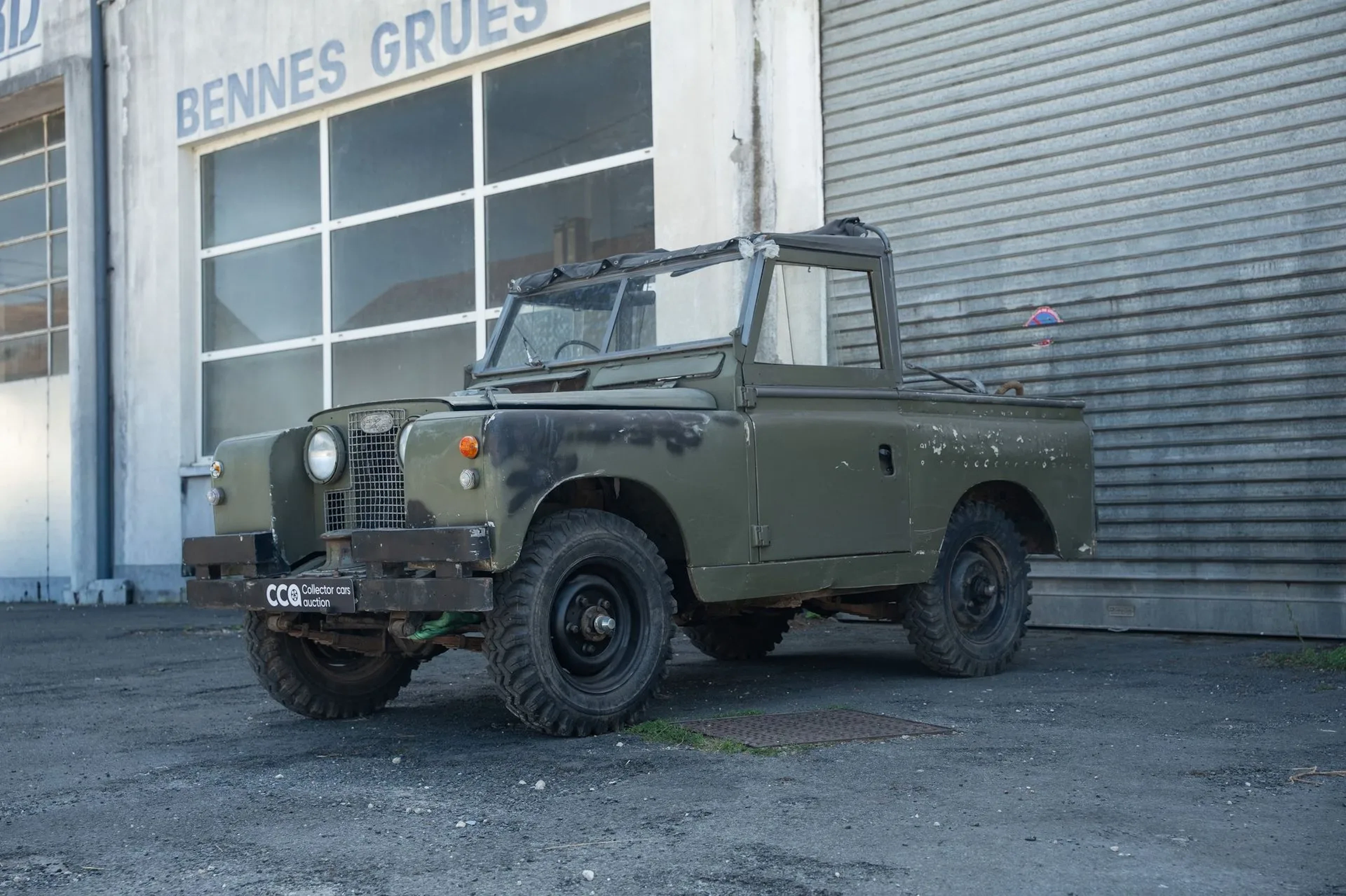 1967 – Land Rover Series IIA 88 with canvas top - Lot 5