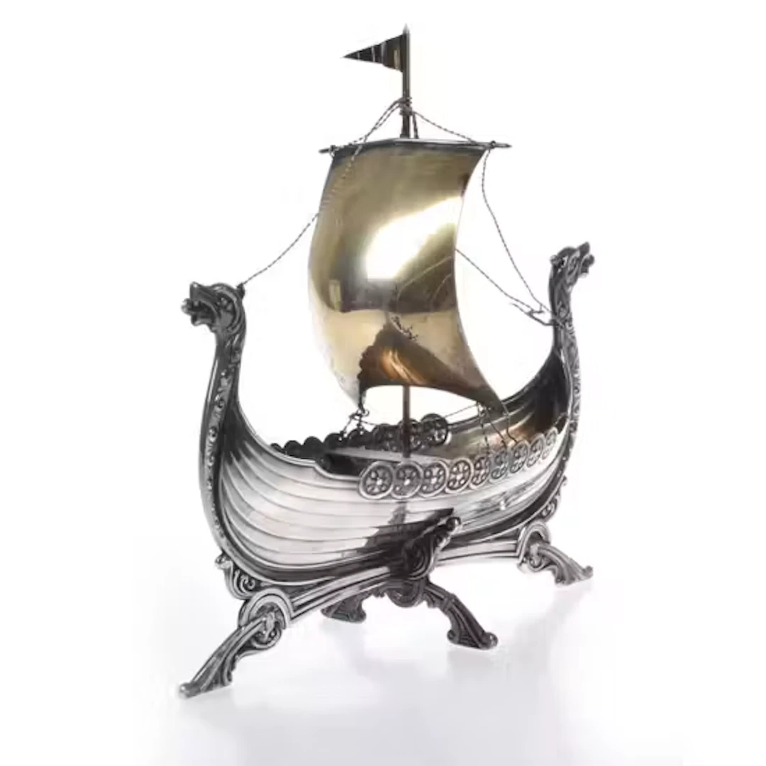 VIKINGSKIP med seil