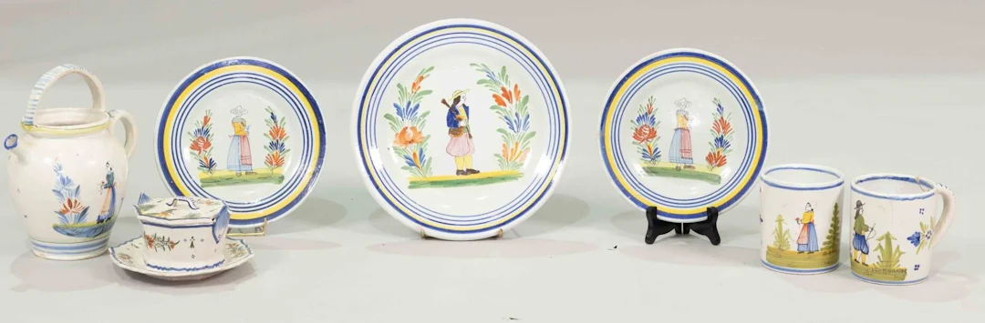 A collection of Quimper earthenware pieces, including HENRIO - Lot 227