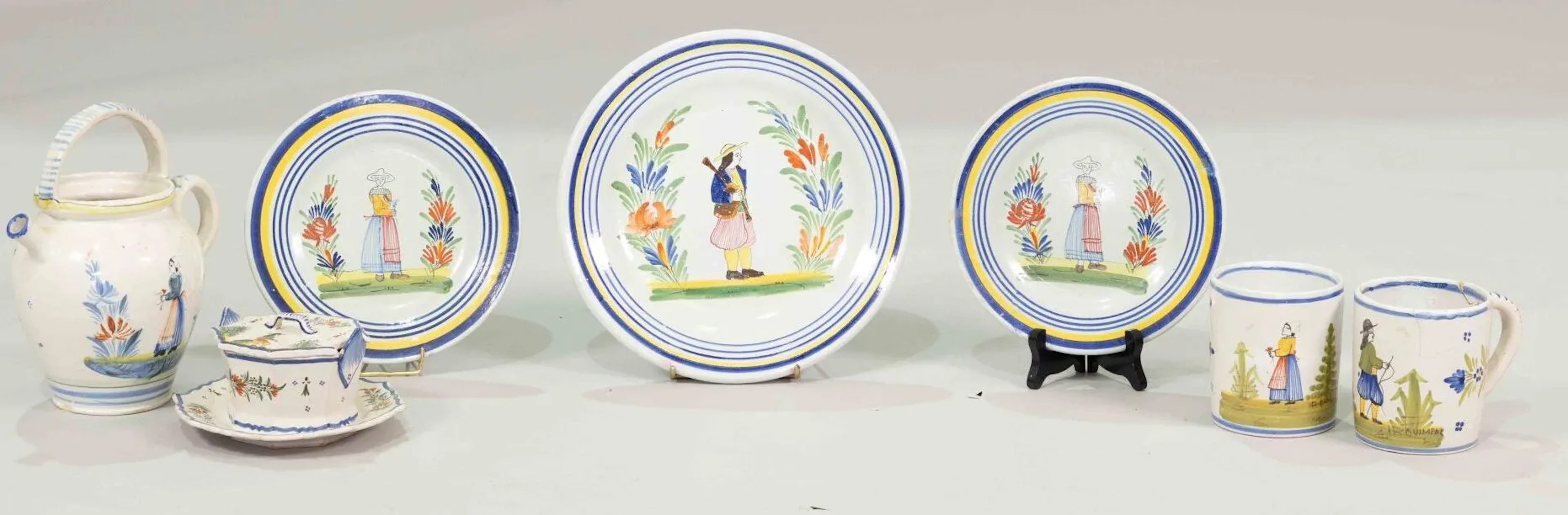 A collection of Quimper earthenware pieces, including HENRIO - Lot 227