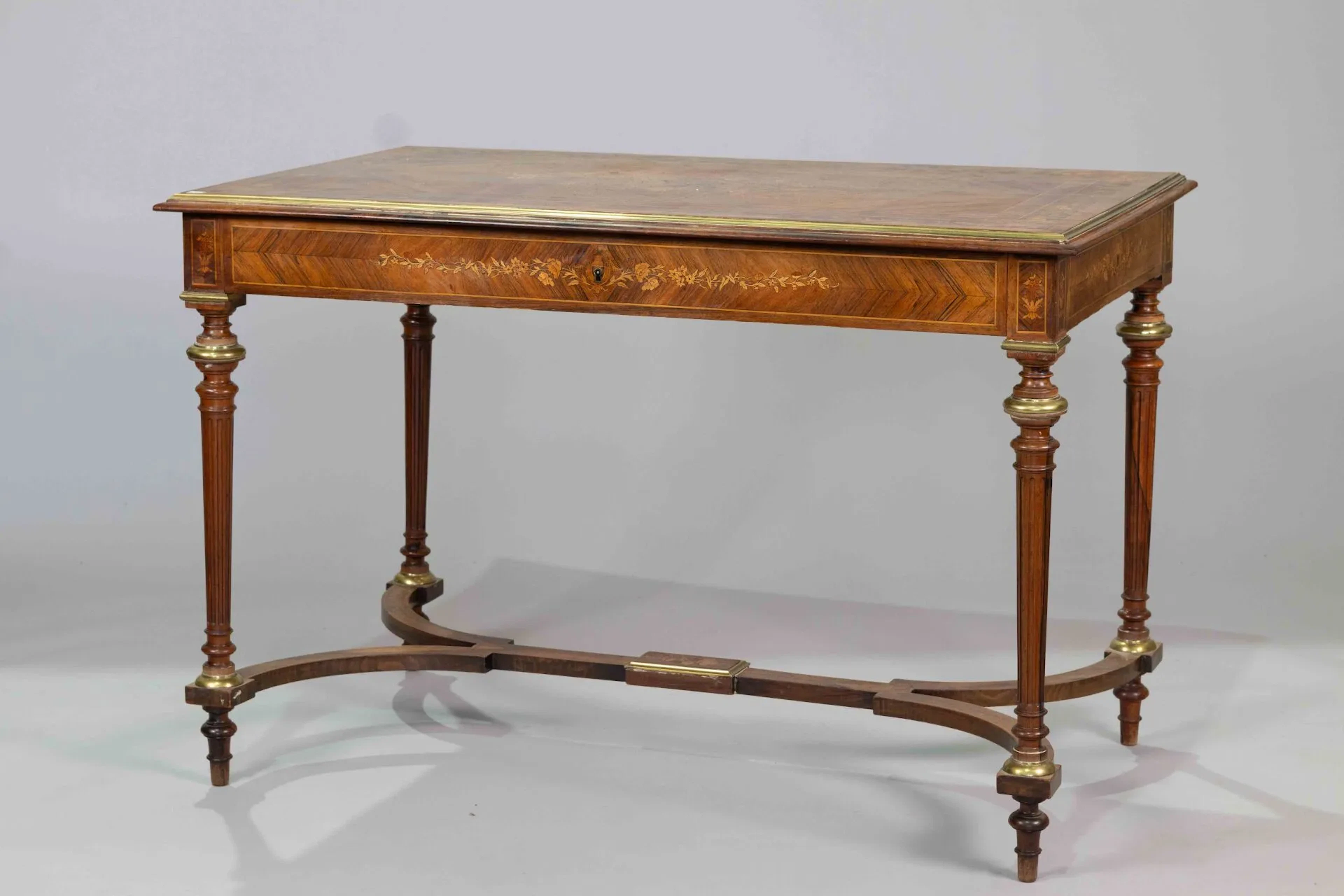 Rectangular, flat-topped desk made of natural wood, with flo - Lot 326