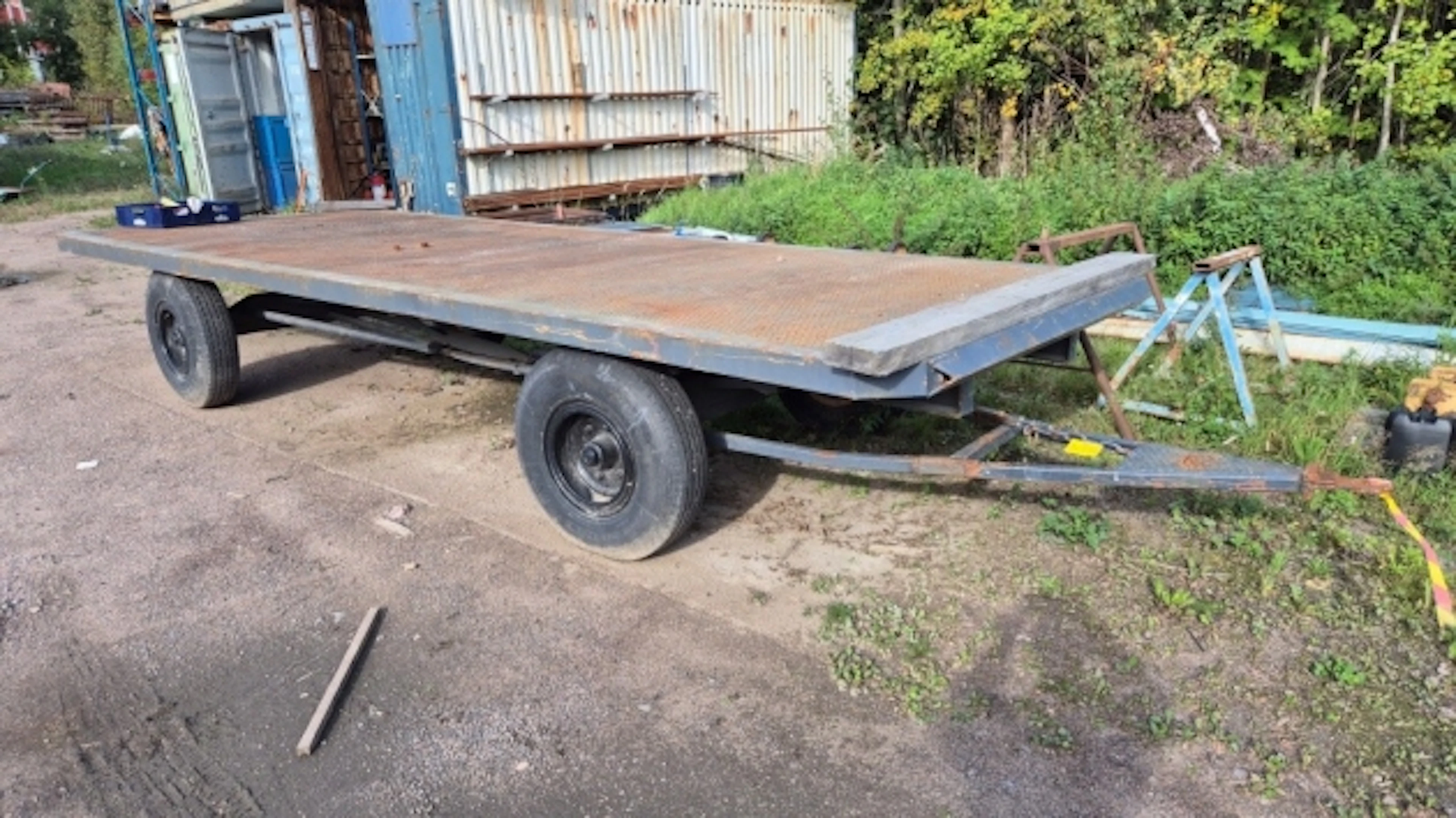 MATERIALTRANSPORTVAGN MED AXELSTYRNING