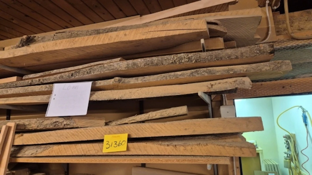 SLÖJDVIRKE LÖNN, ALM + ÖVRIGT MATERIAL I HYLLAN
