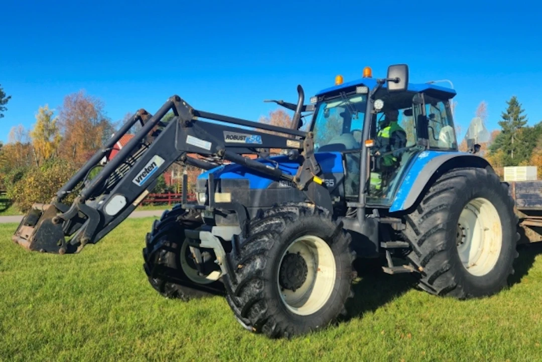 TRAKTOR NEW HOLLAND TM 165 4WD MED FRONTLASTARE
