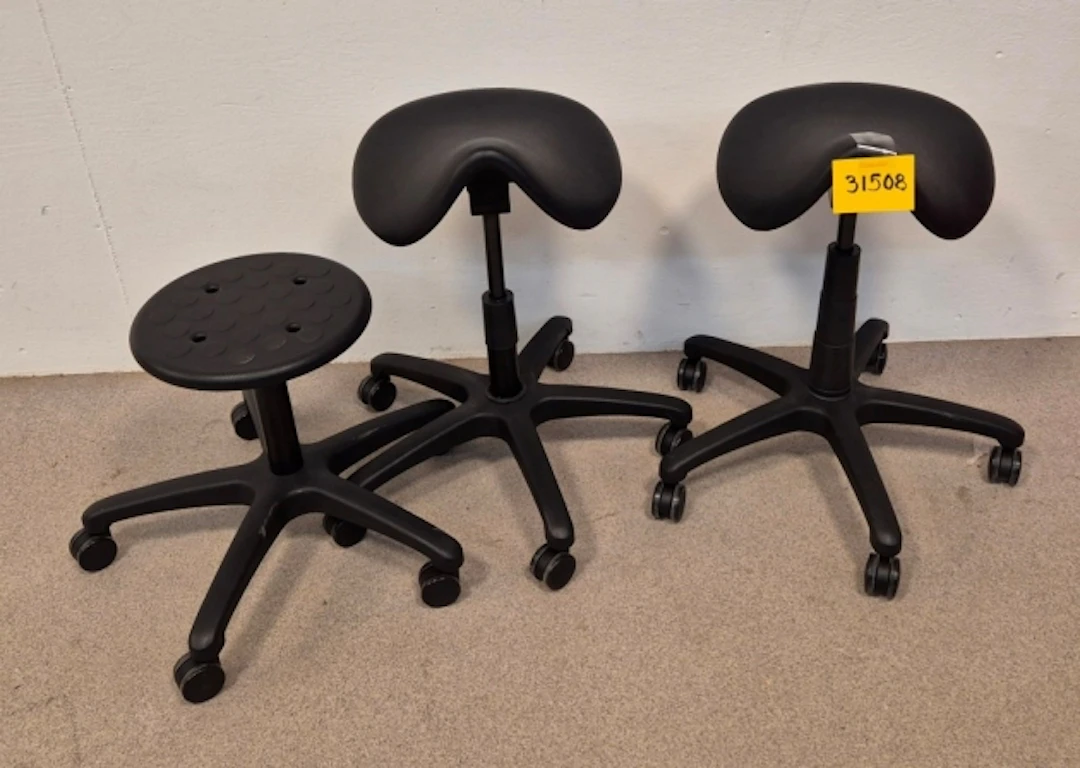 2ST ERGONOMISK SADELSTOL + ARBETSPALL PÅ HJUL