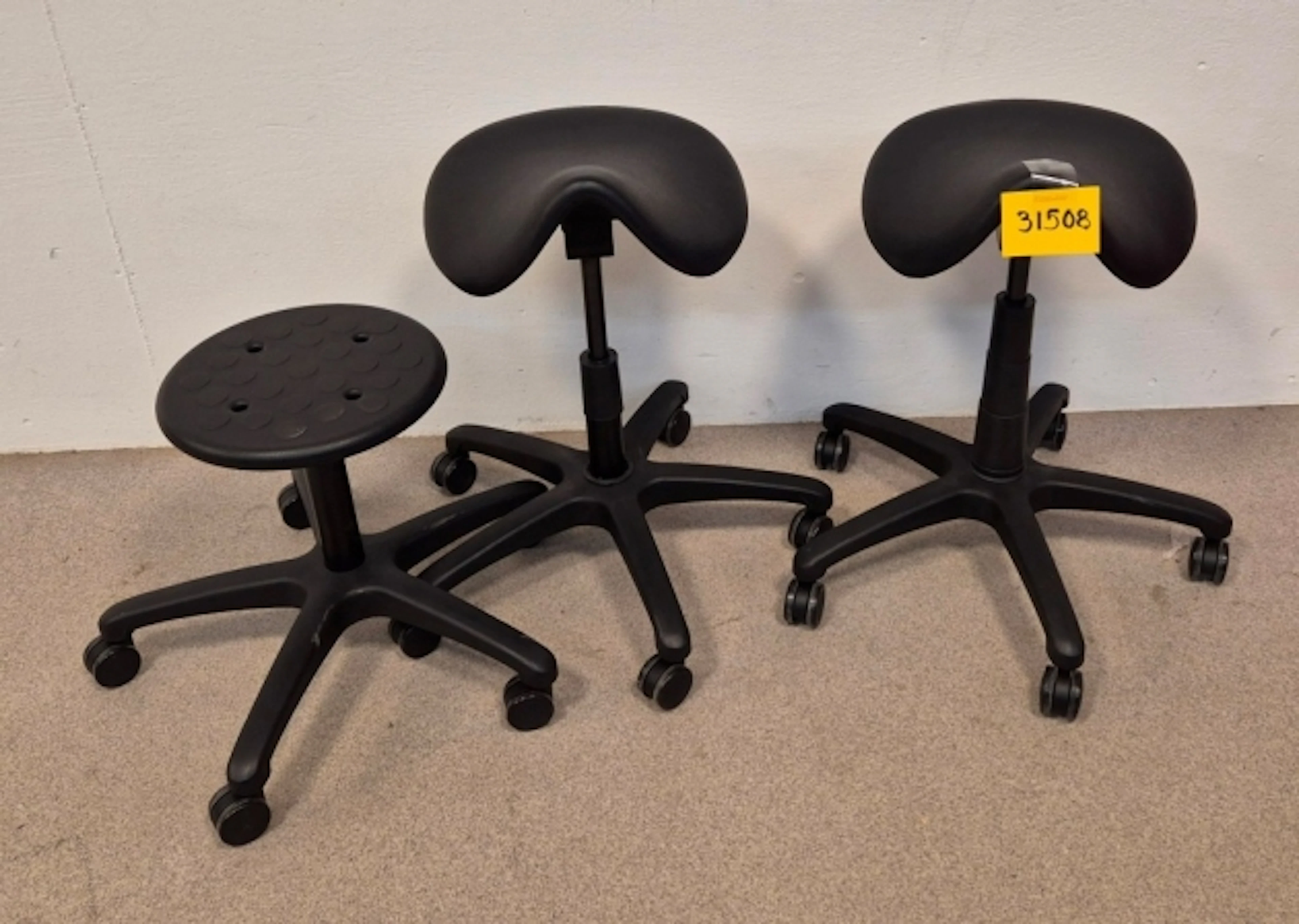 2ST ERGONOMISK SADELSTOL + ARBETSPALL PÅ HJUL