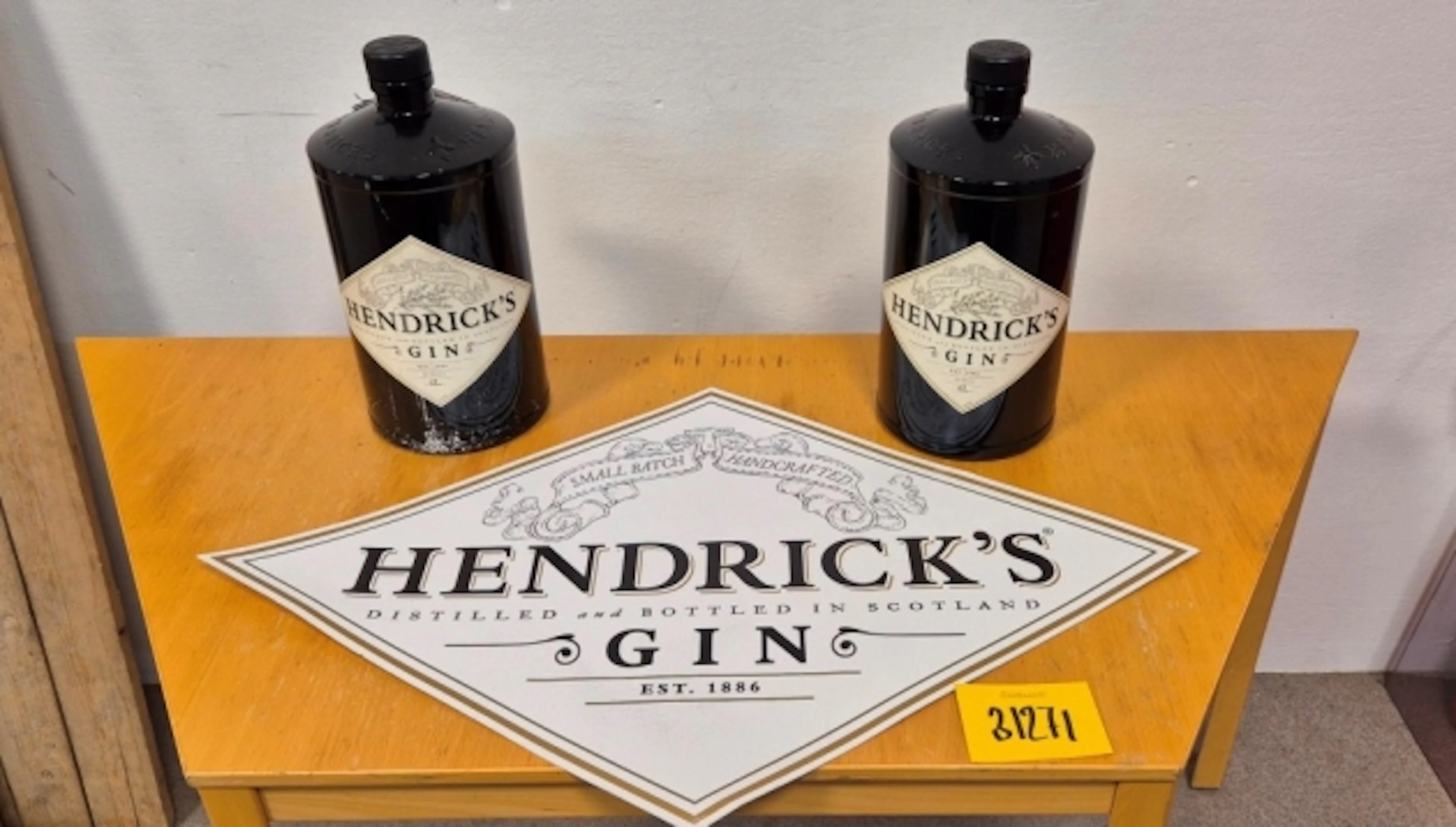 2ST HENDRIKS GIN KRUS + SKYLT