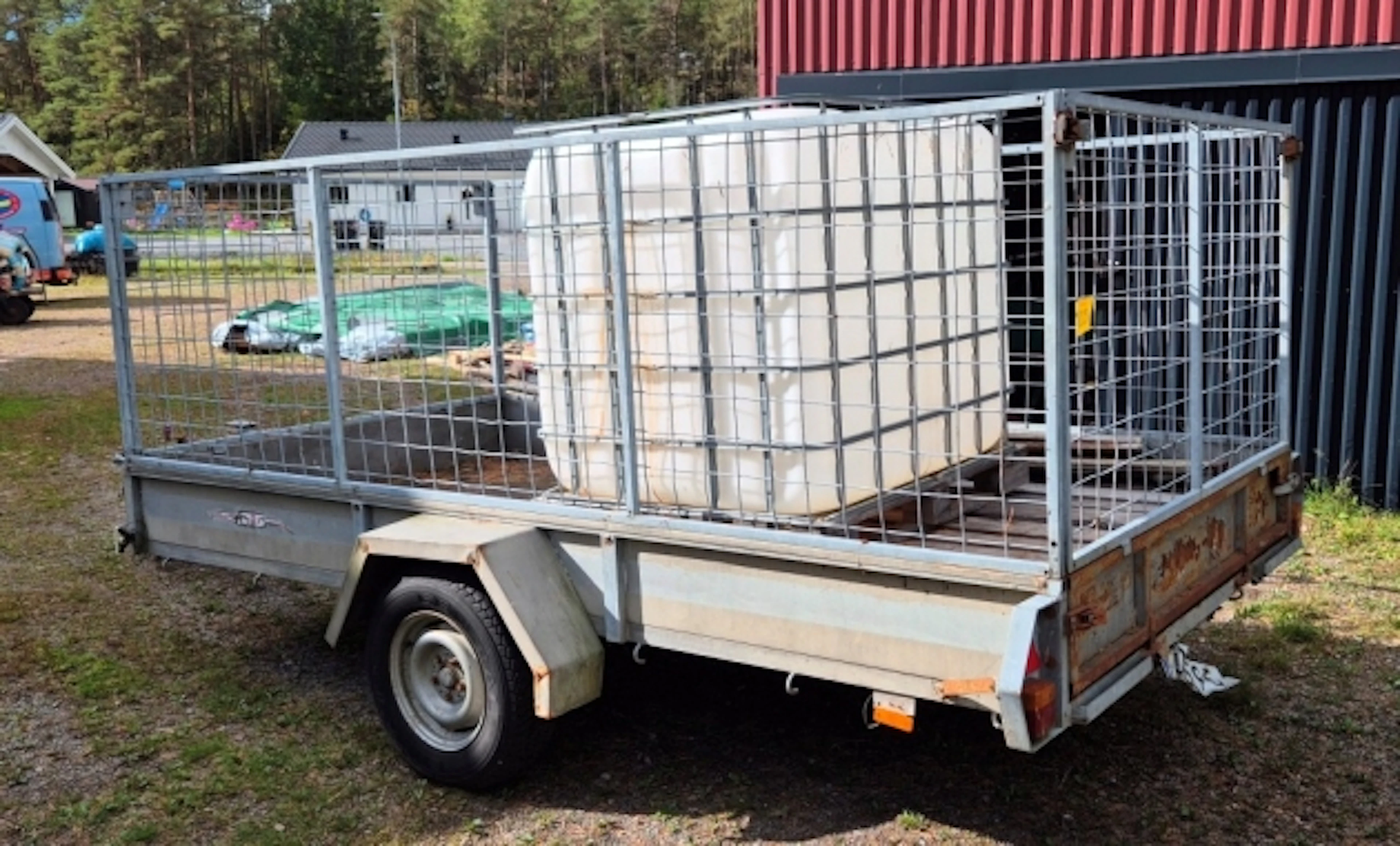 SLÄPKÄRRA MED GALLER