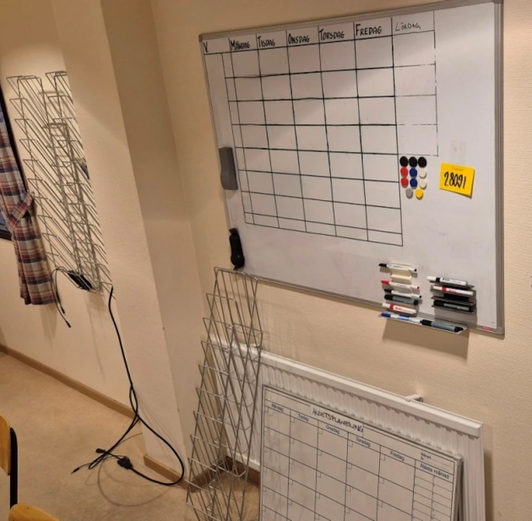 WHITEBOARDS + BROSCHYRSTÄLL