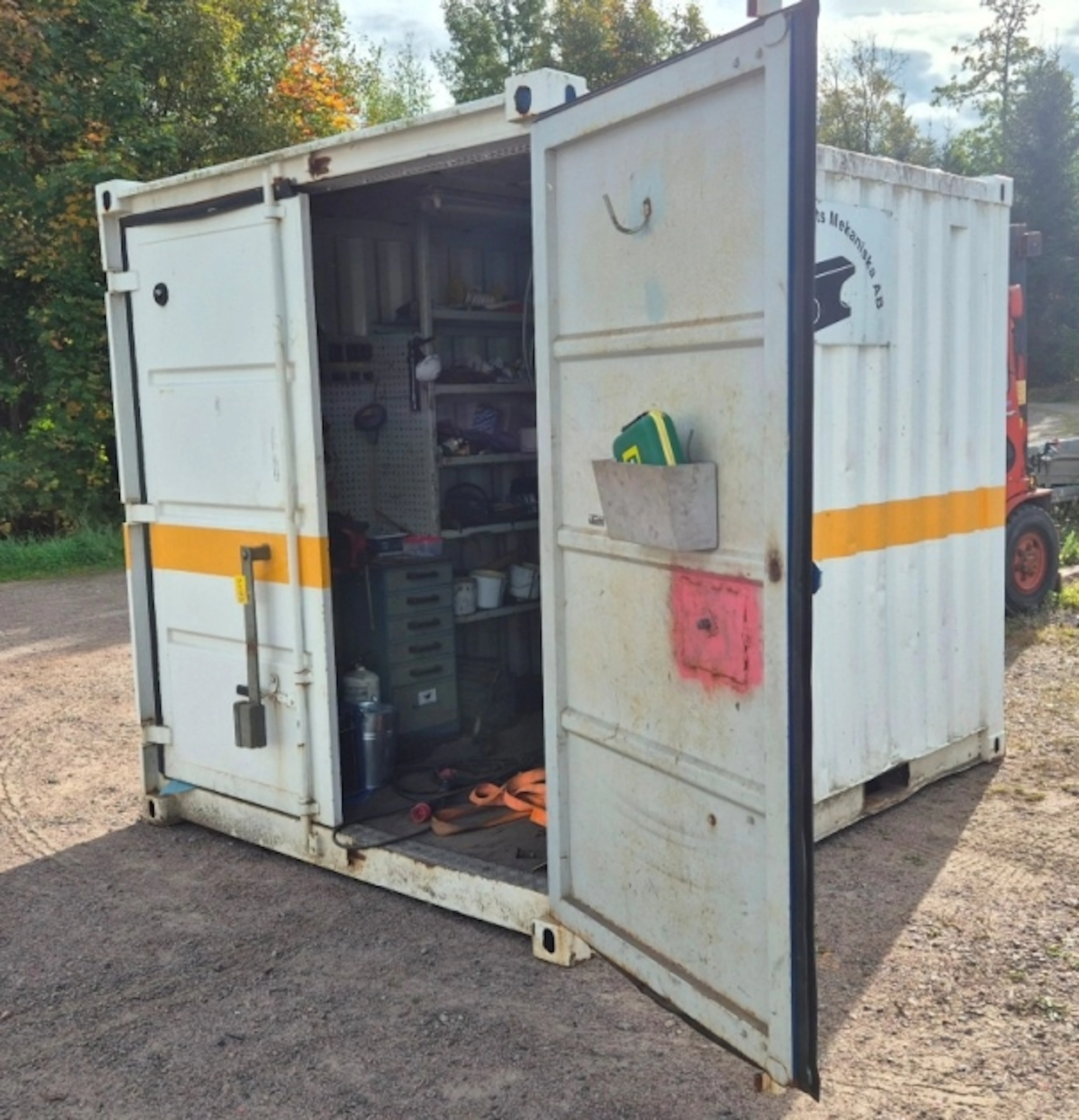 VERKTYGSCONTAINER MED INNEHÅLL