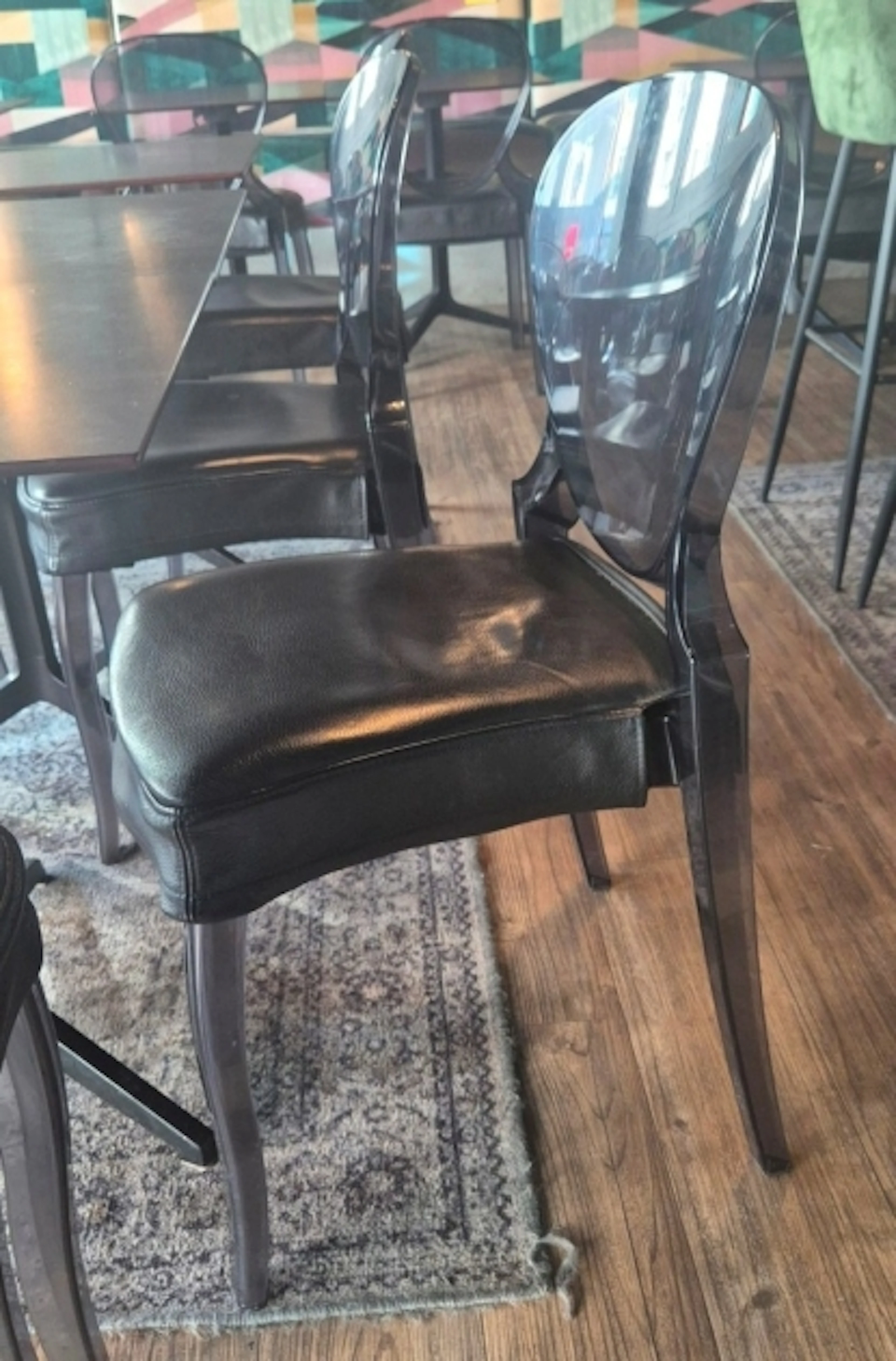 23ST STOLAR MÖRKTONAD PLAST STAPELBAR