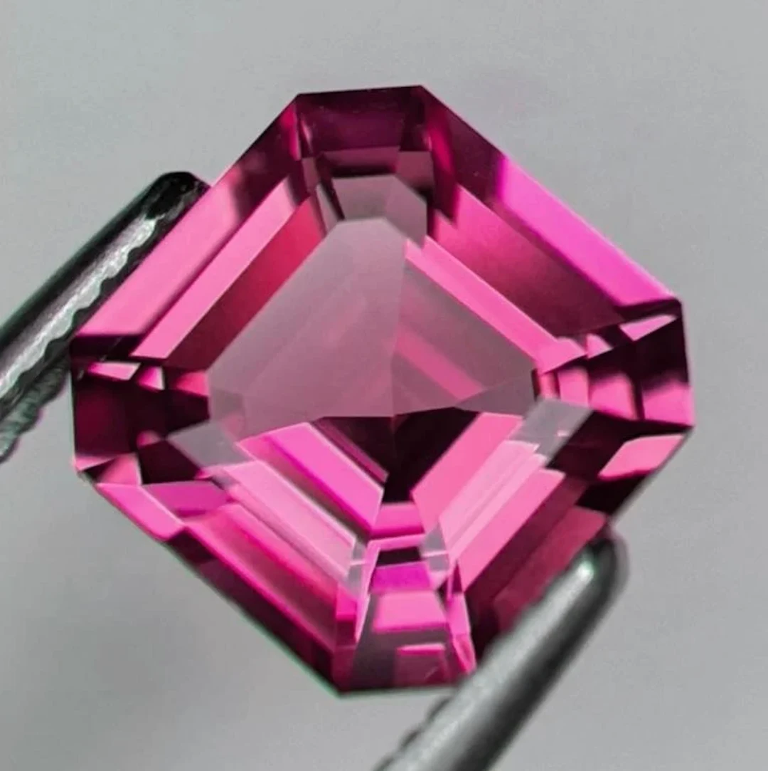 Natural Assher Pink Spinel [Flawless-VVS]