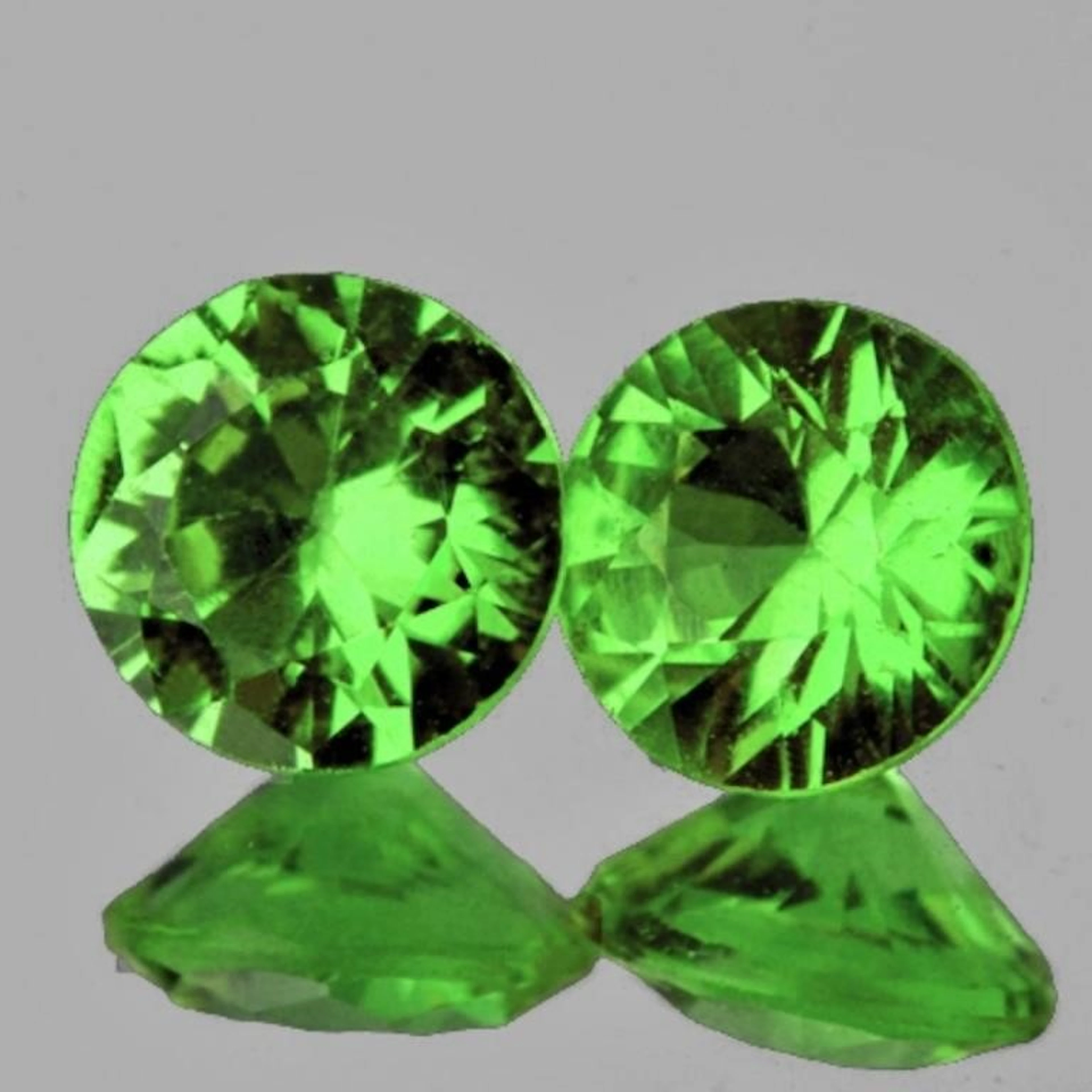 Natural Vivid Green Tsavorite Garnet (VVS)