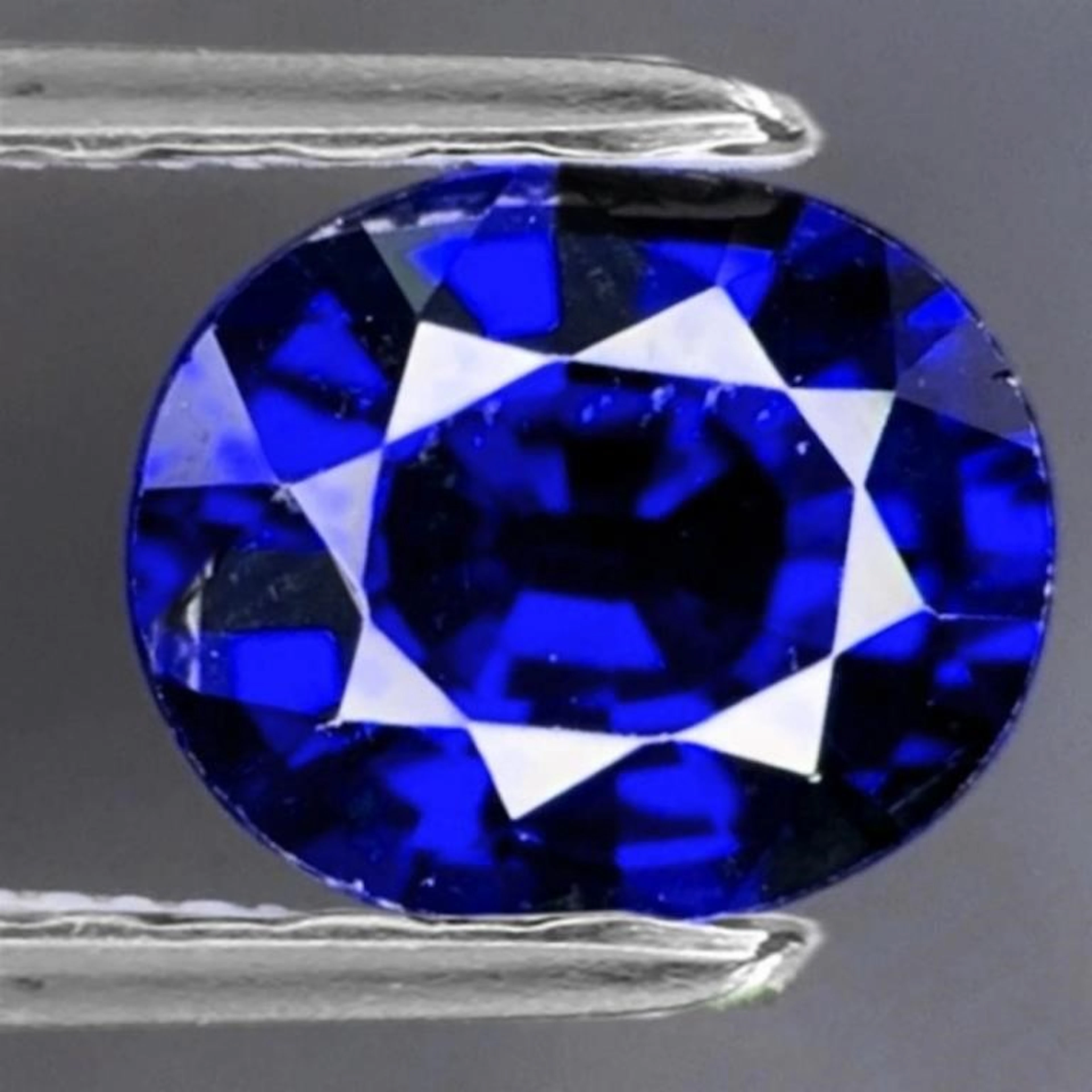 Natural Oval Royal Blue Sapphire [VVS]
