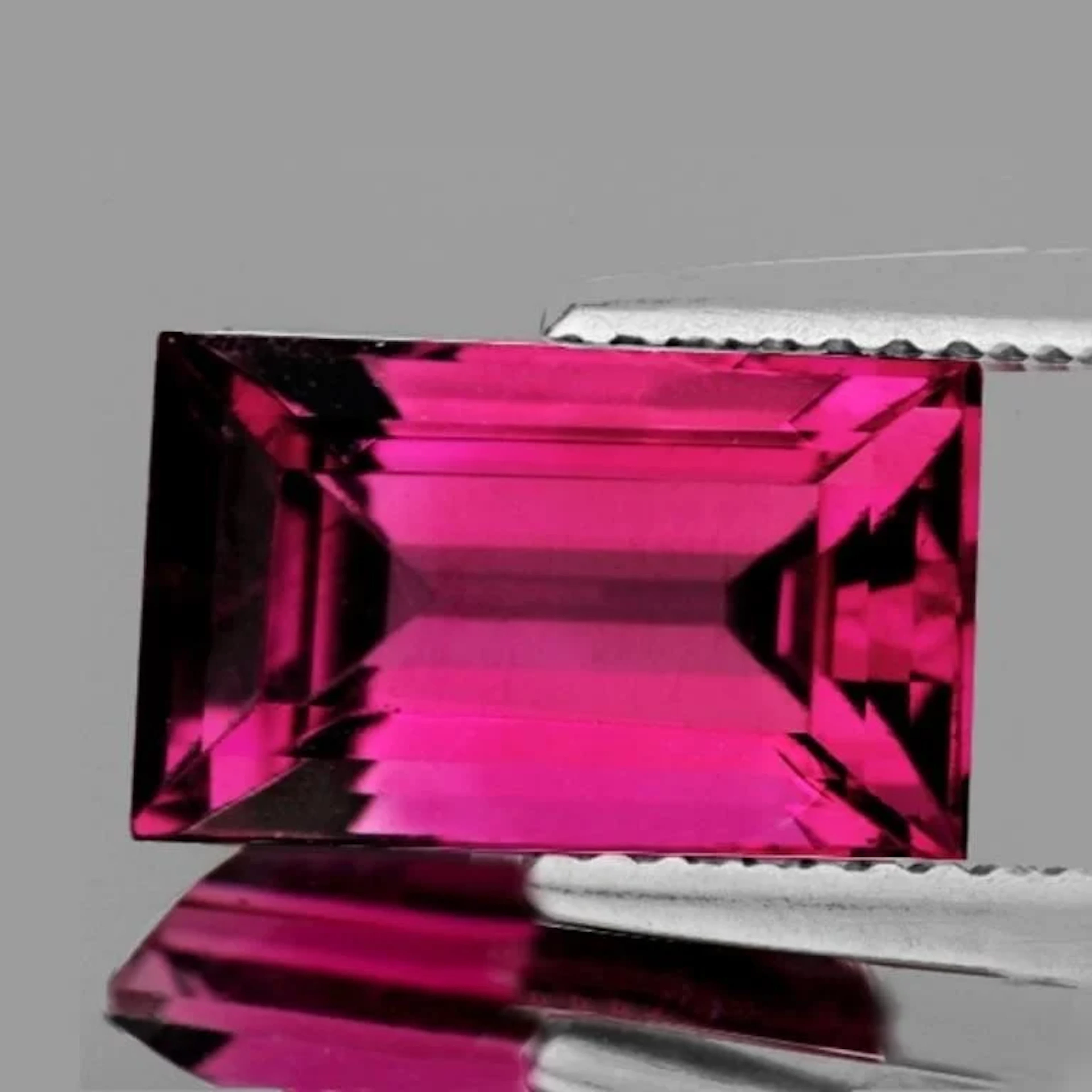 Natural Intense Pink Red Rubellite {Flawless-VVS}