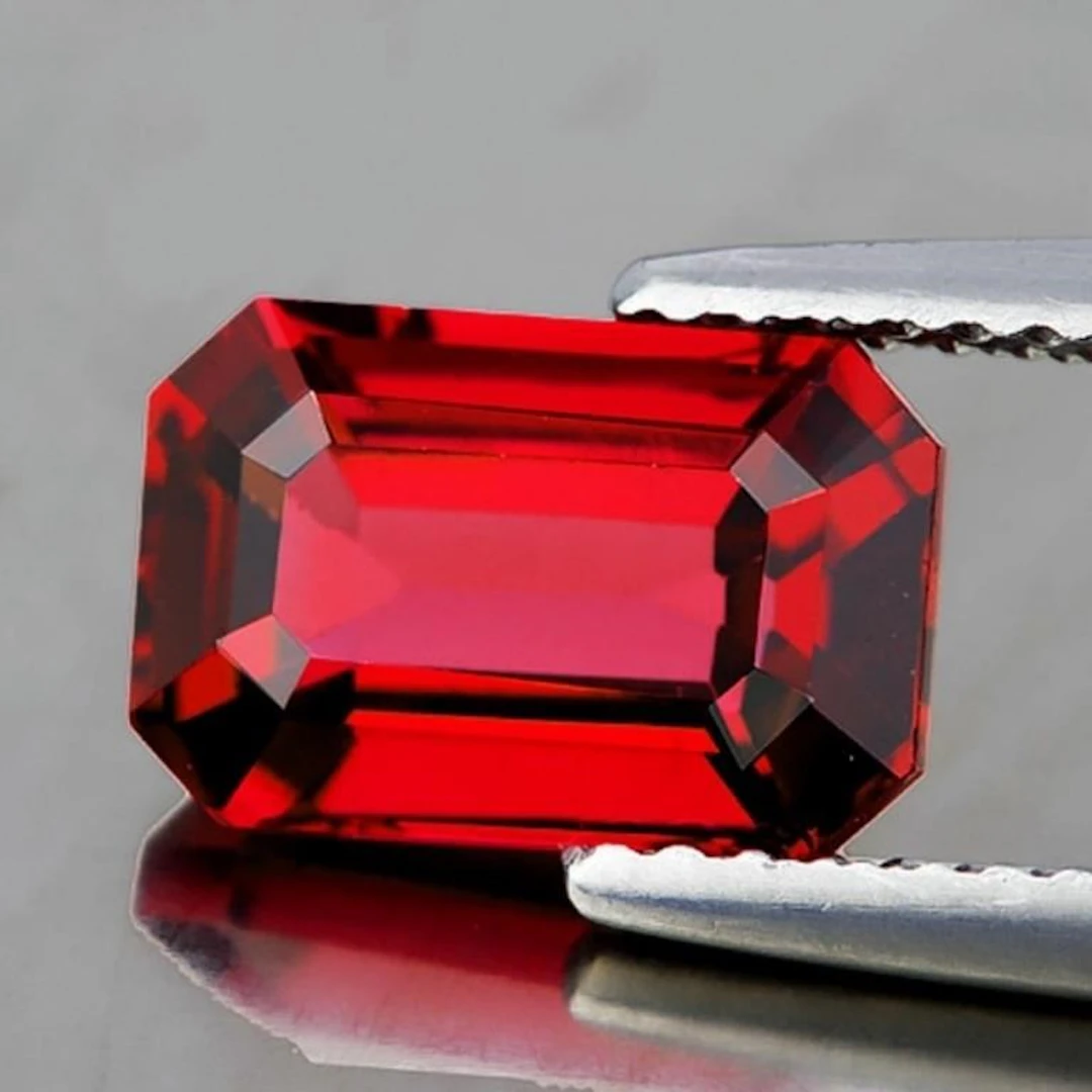 Natural Red Rhodolite Garnet [Flawless-VVS]