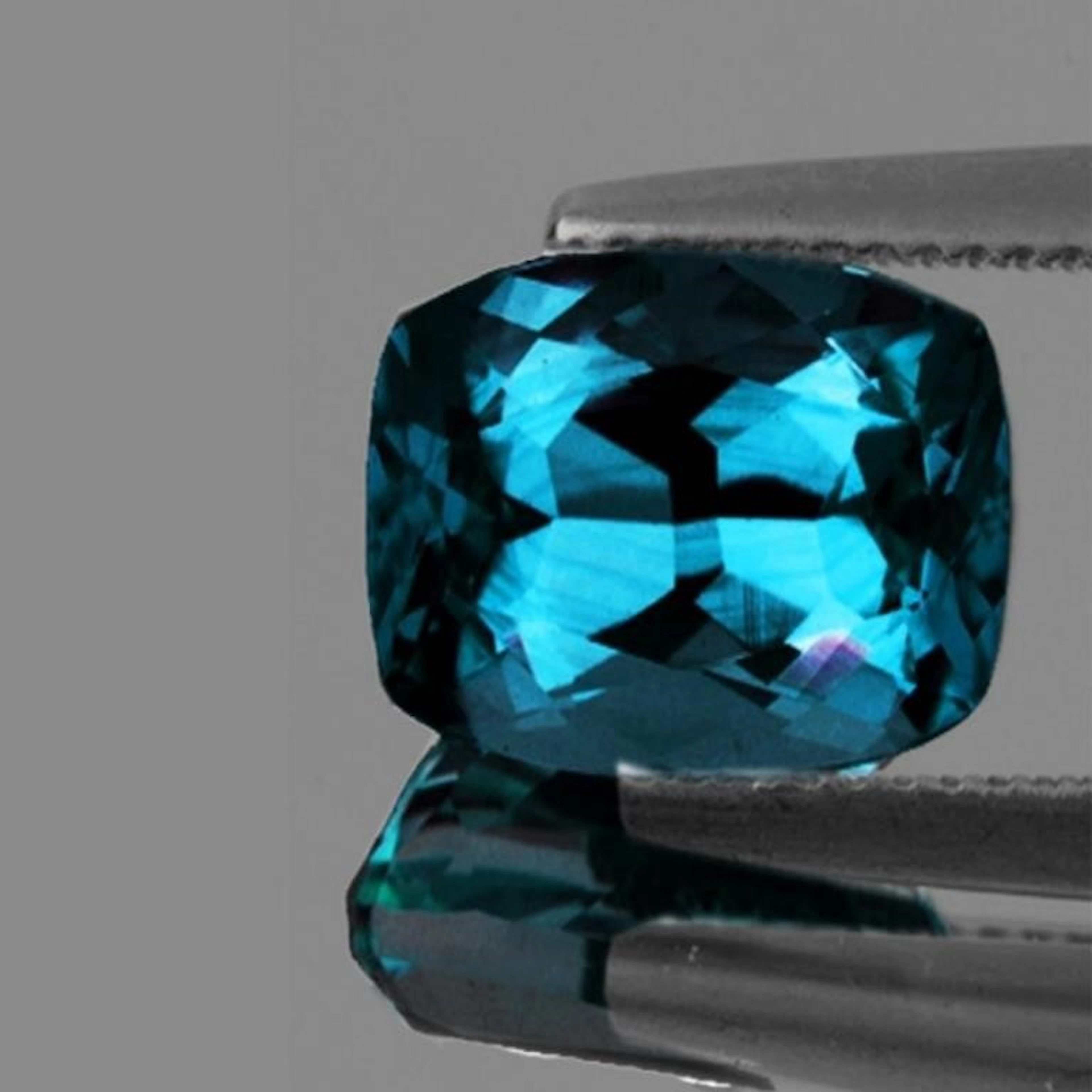 Natural Dark Green Blue Tourmaline [Flawless-VVS]
