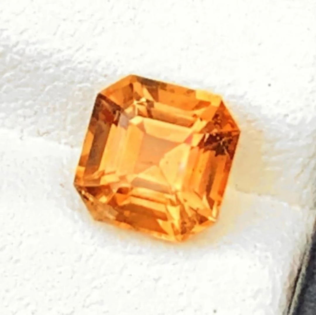 Natural Intense Yellow Sapphire [Flawless-VVS]