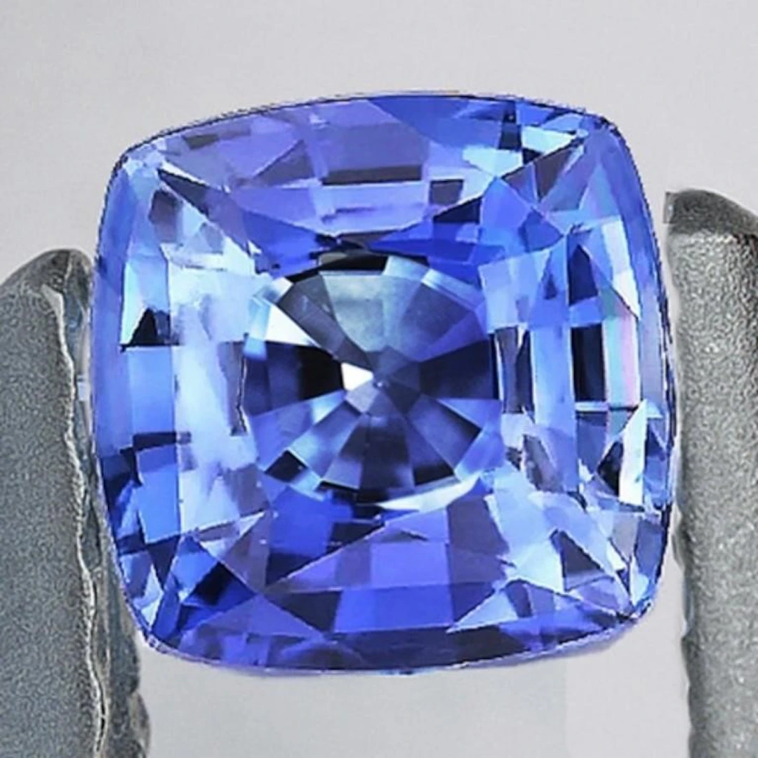 Natural Ceylon Blue Sapphire { Flawless-VVS }